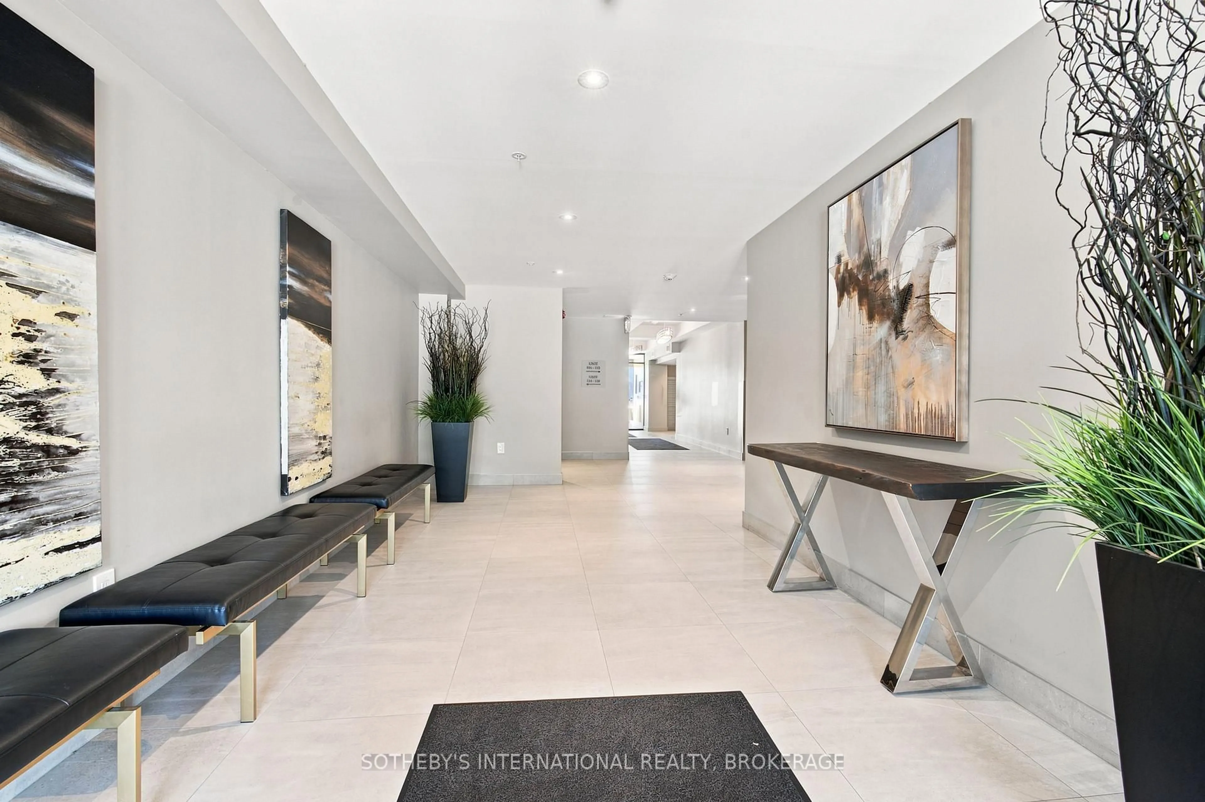 Indoor foyer for 610 Farmstead Dr #126, Milton Ontario L9T 8X5