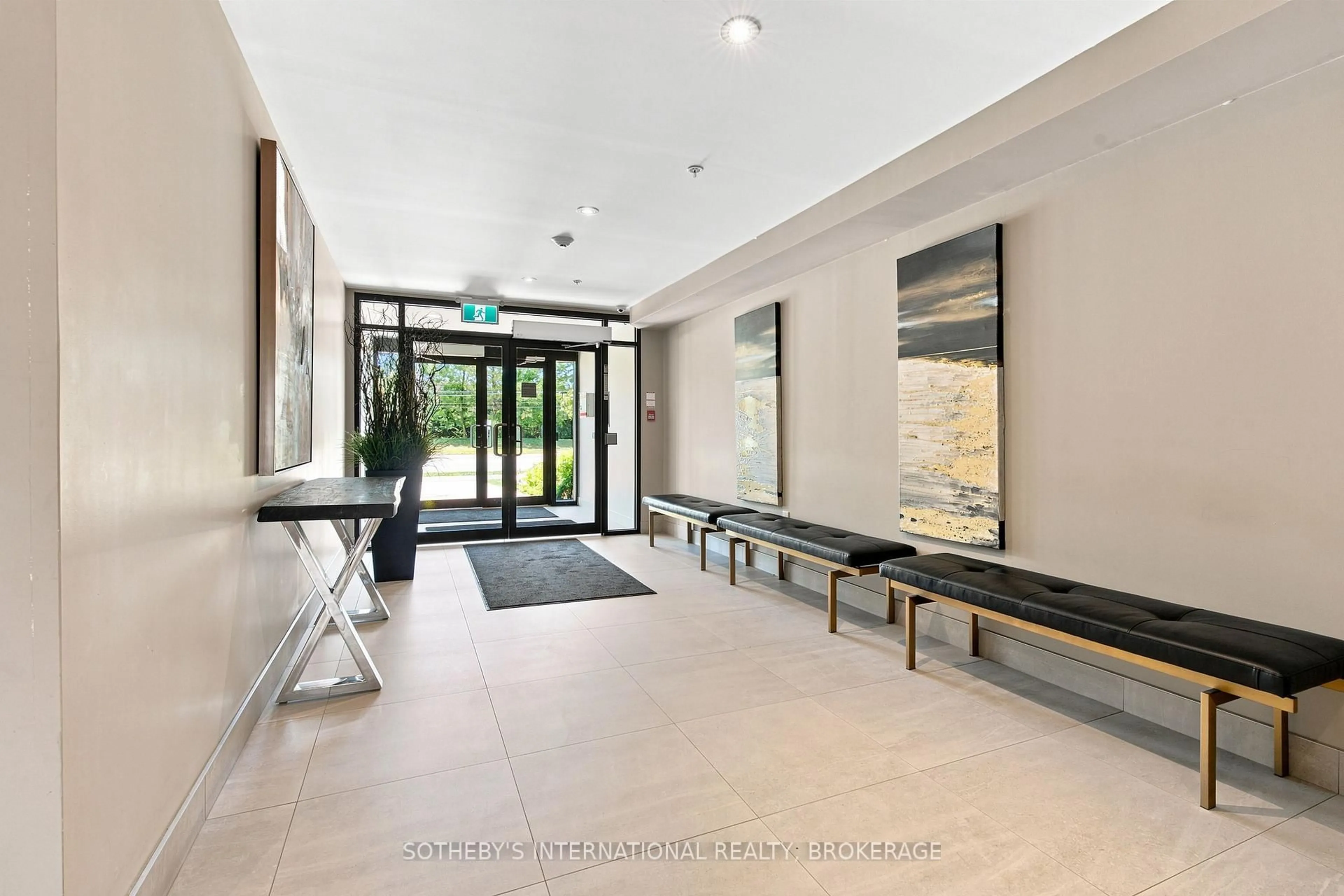 Indoor foyer for 610 Farmstead Dr #126, Milton Ontario L9T 8X5