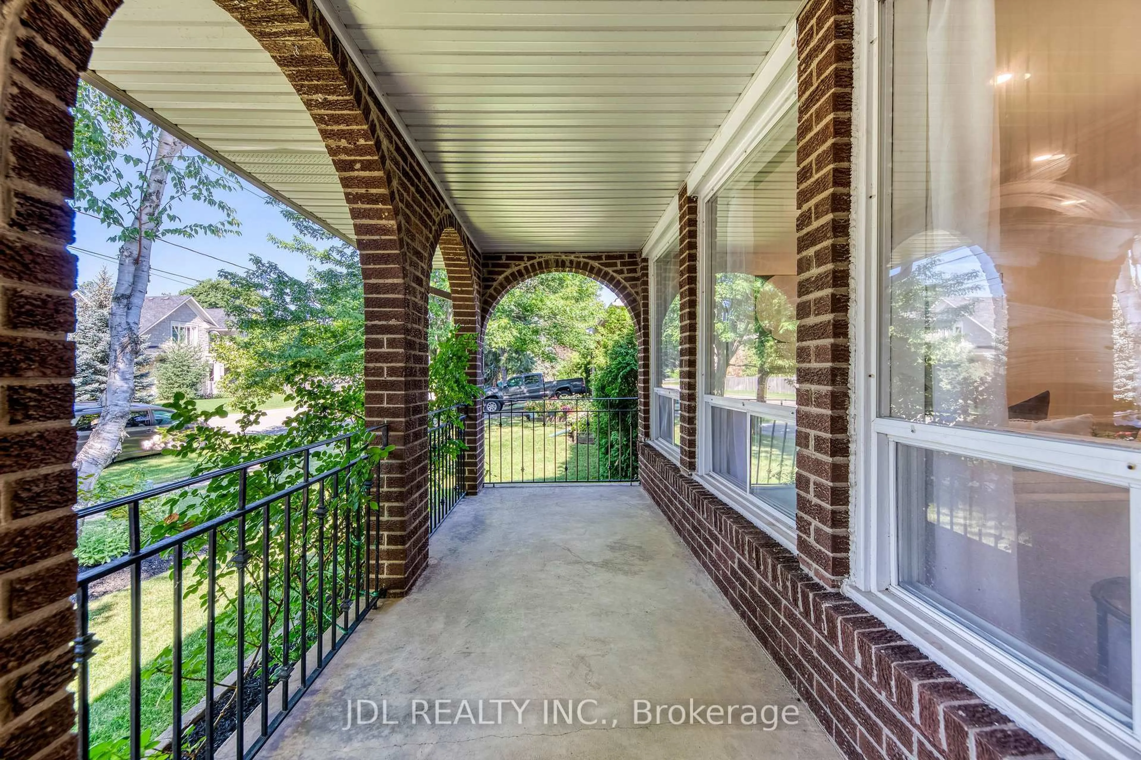 Indoor entryway for 323 Warminster Dr, Oakville Ontario L6L 4N1