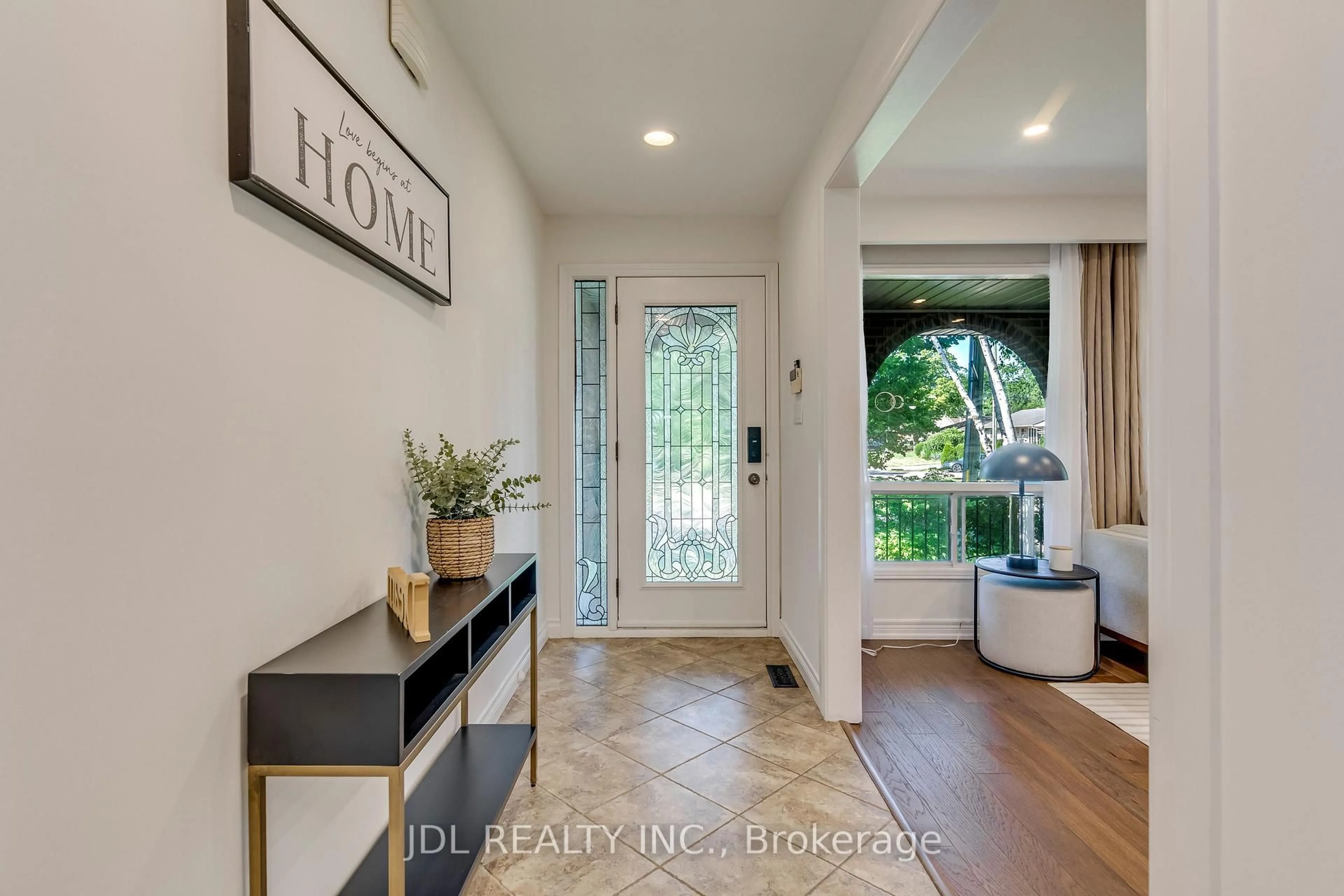 Indoor entryway for 323 Warminster Dr, Oakville Ontario L6L 4N1