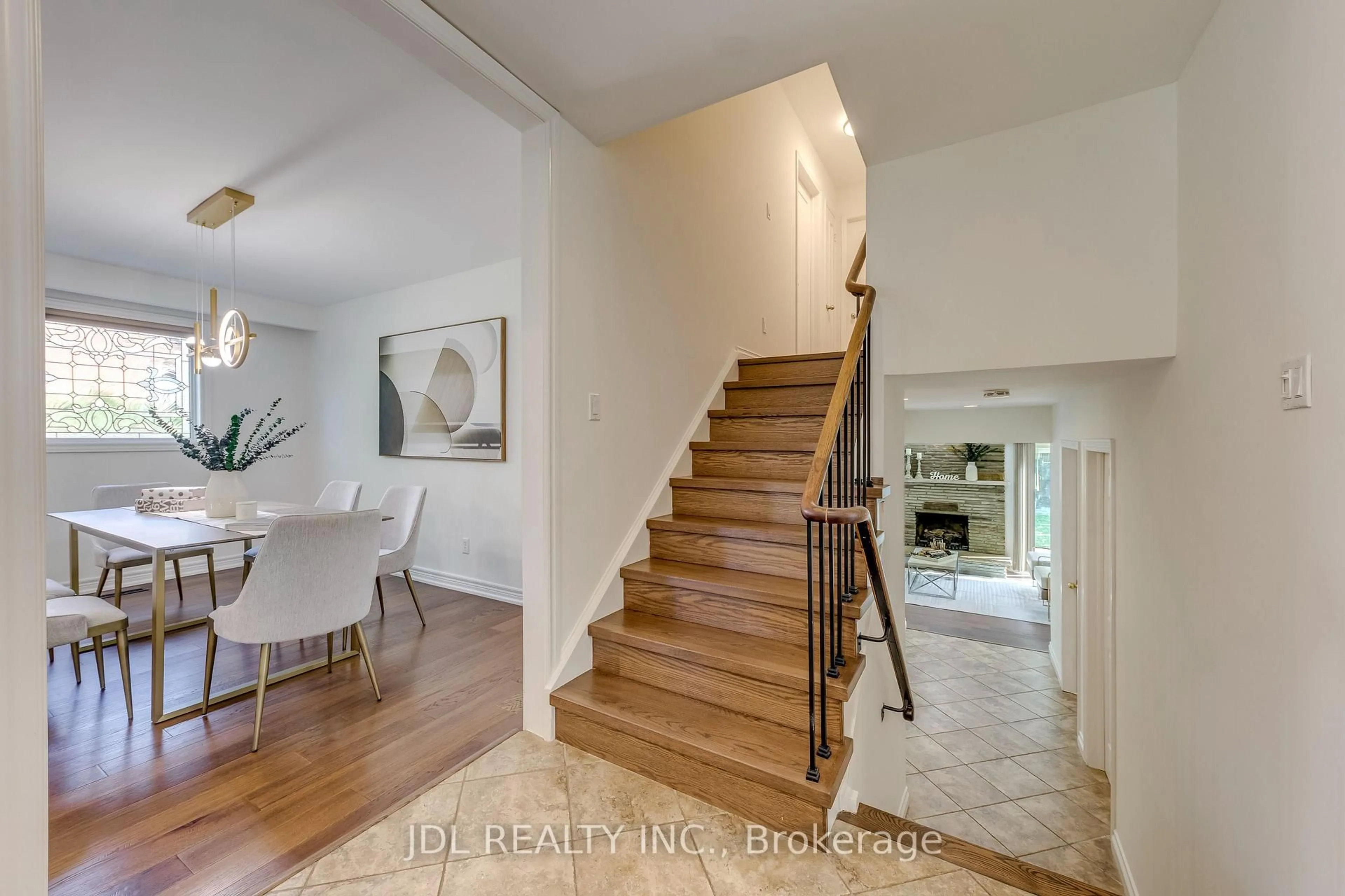 Indoor entryway for 323 Warminster Dr, Oakville Ontario L6L 4N1