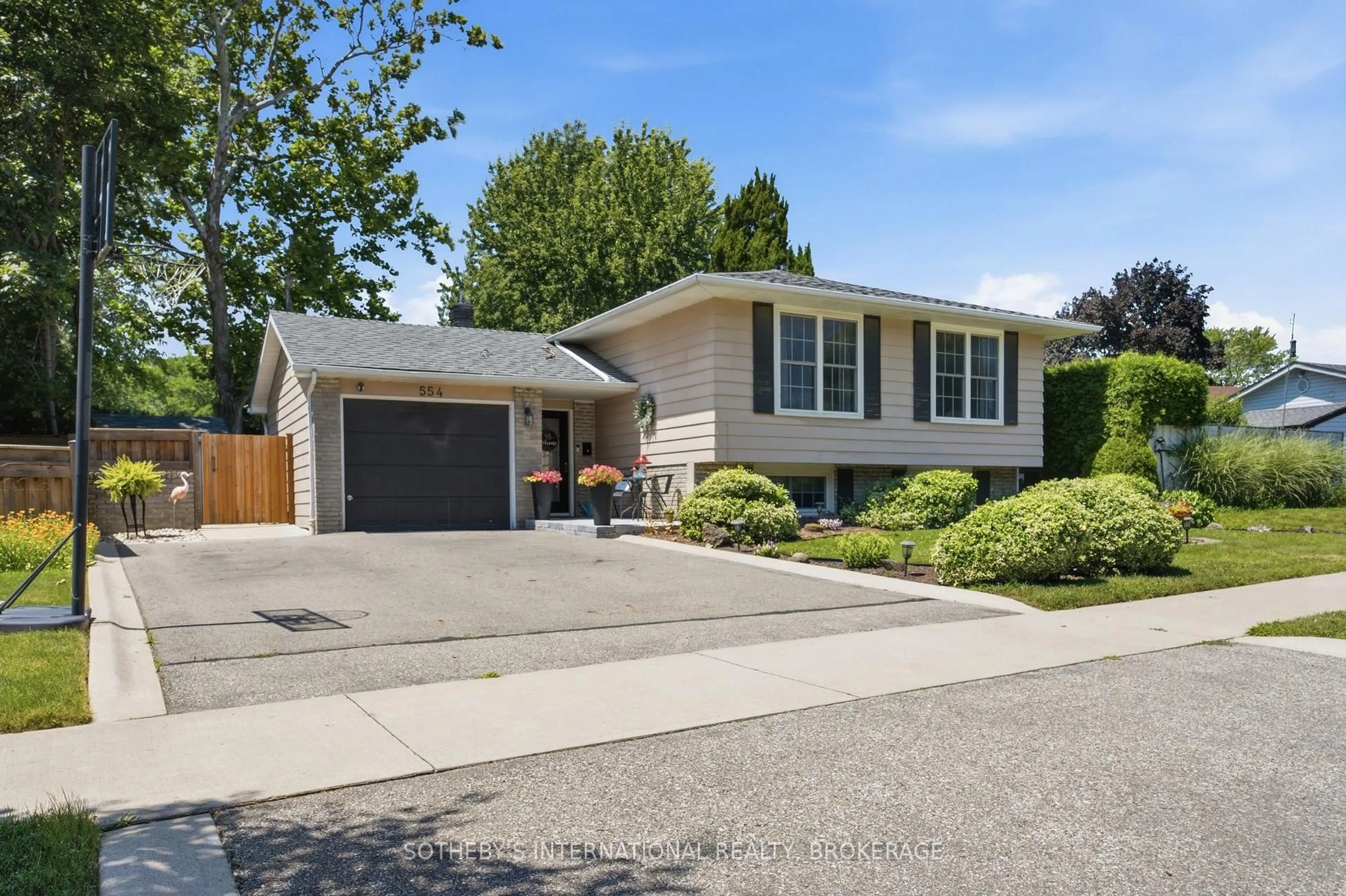Home with vinyl exterior material, street for 554 Chamberlain Rd, Burlington Ontario L7L 2V4