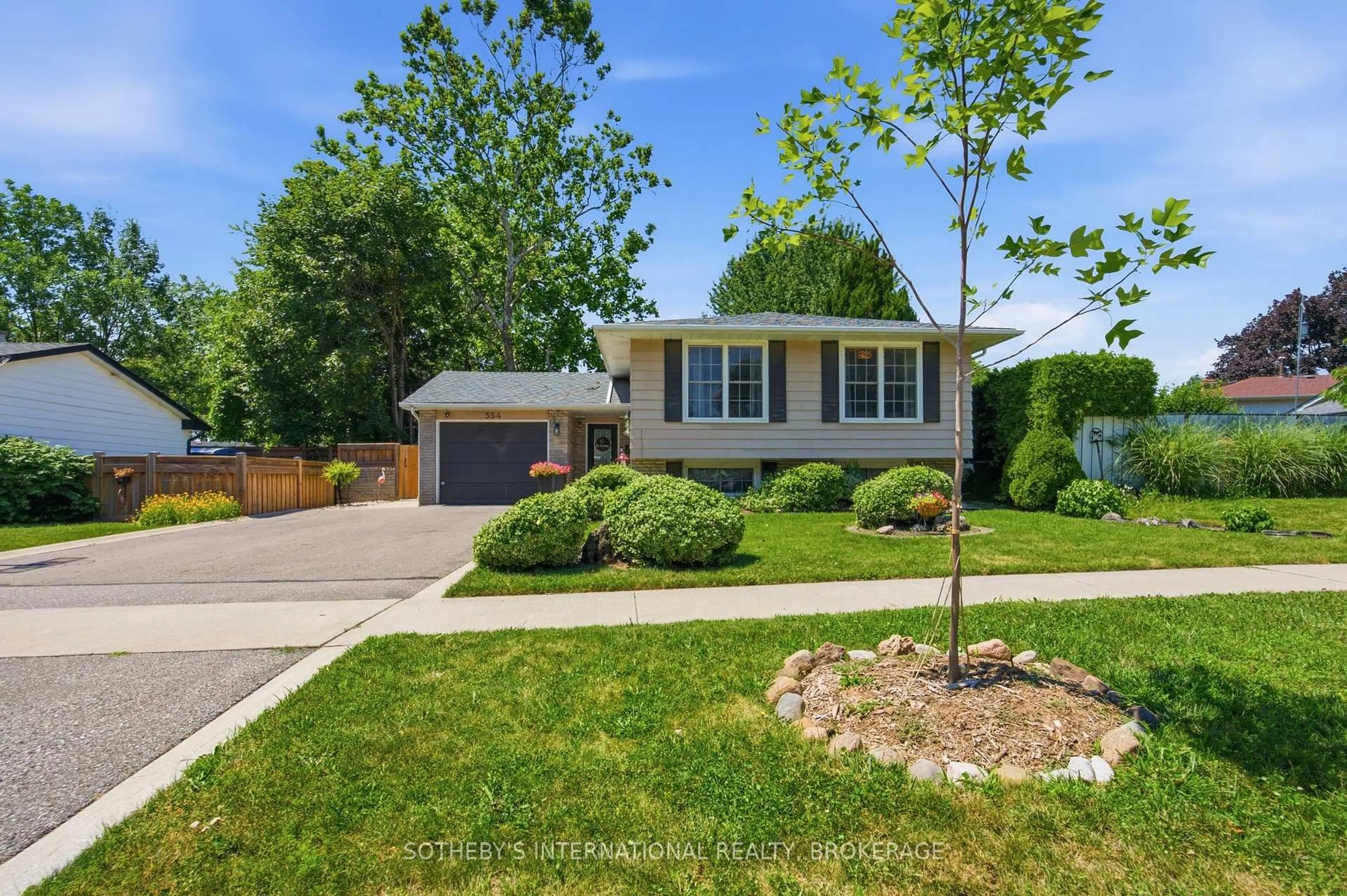 Home with vinyl exterior material, street for 554 Chamberlain Rd, Burlington Ontario L7L 2V4
