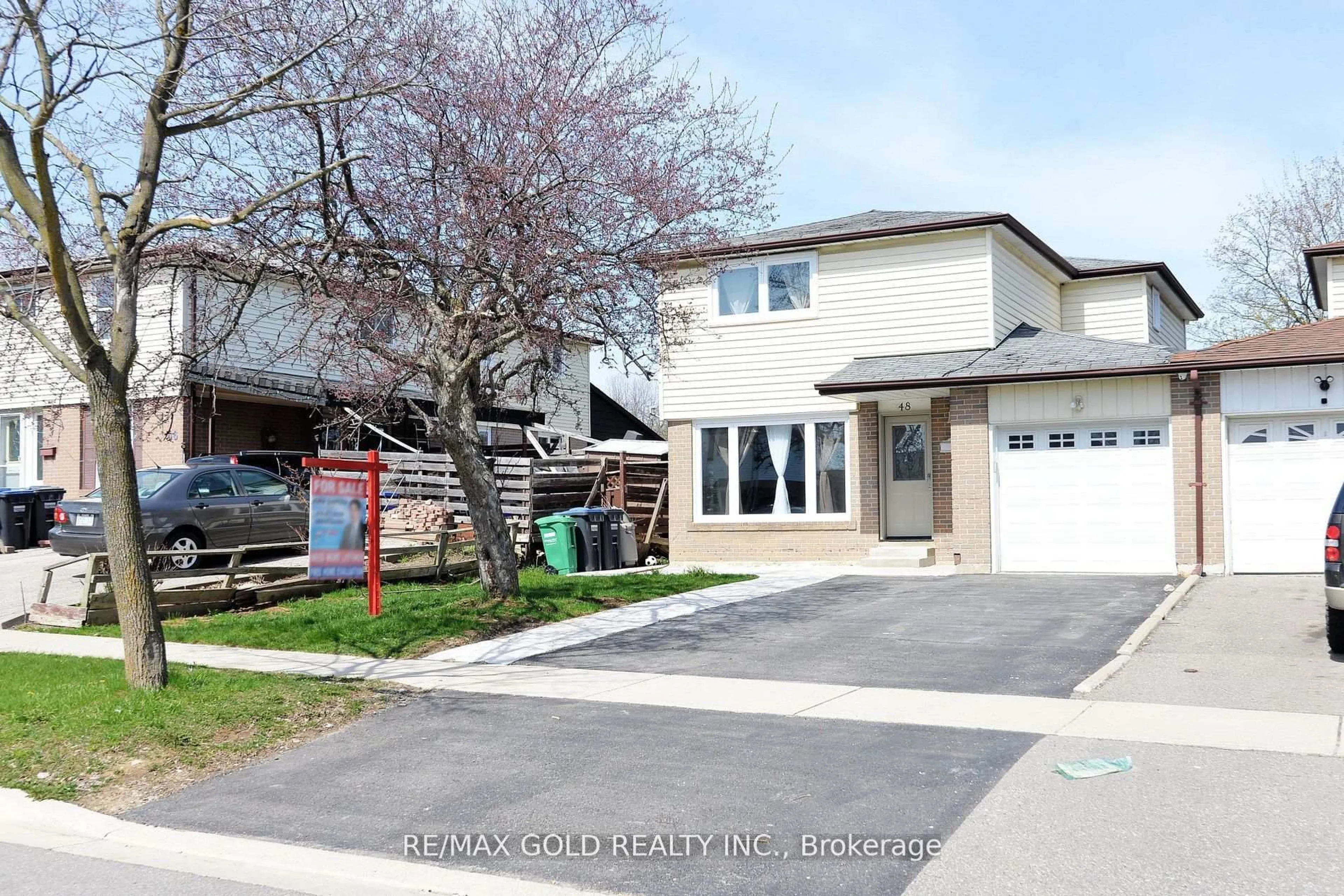 A pic from outside/outdoor area/front of a property/back of a property/a pic from drone, street for 48 Garside Cres, Brampton Ontario L6S 1H6