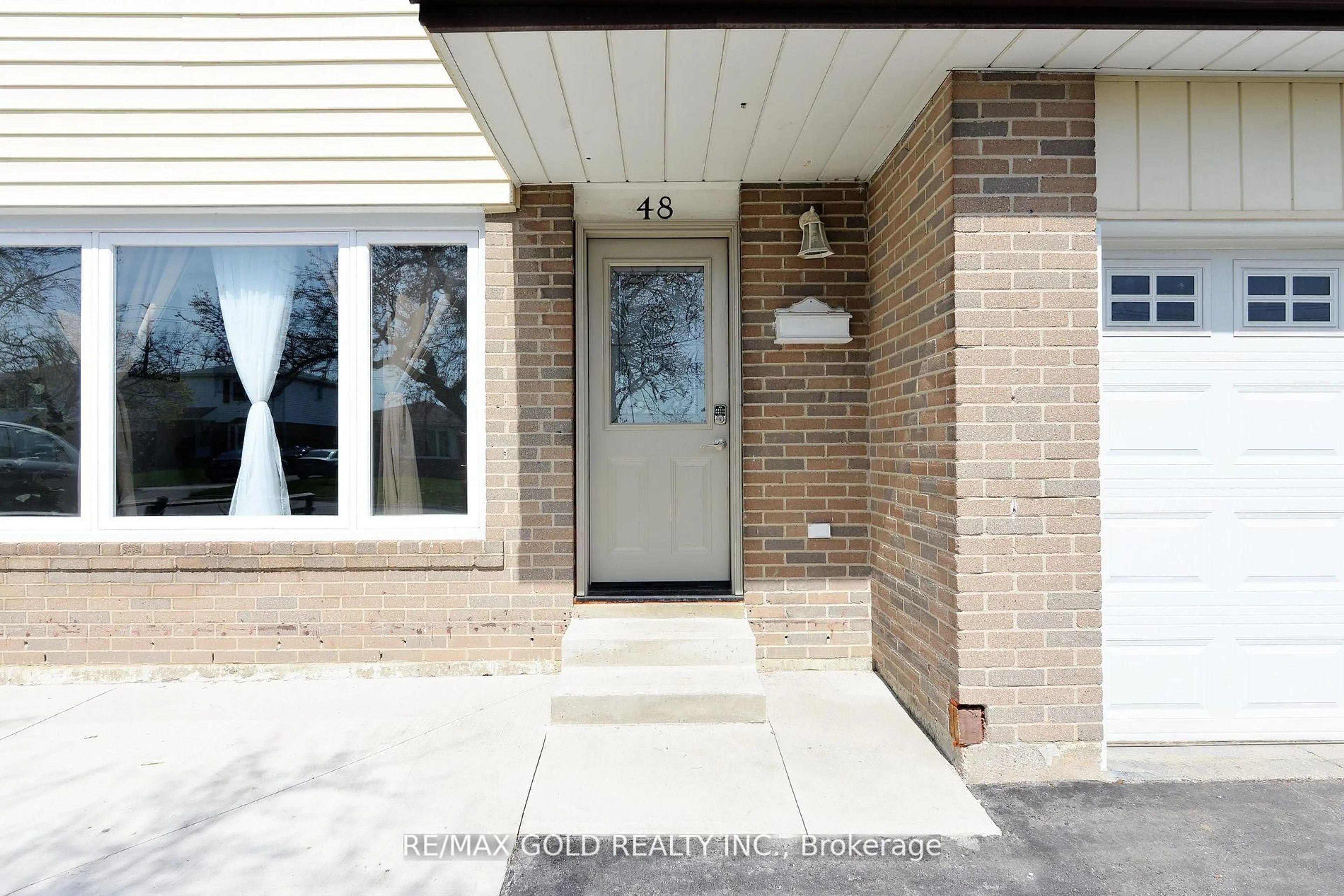 Indoor entryway for 48 Garside Cres, Brampton Ontario L6S 1H6