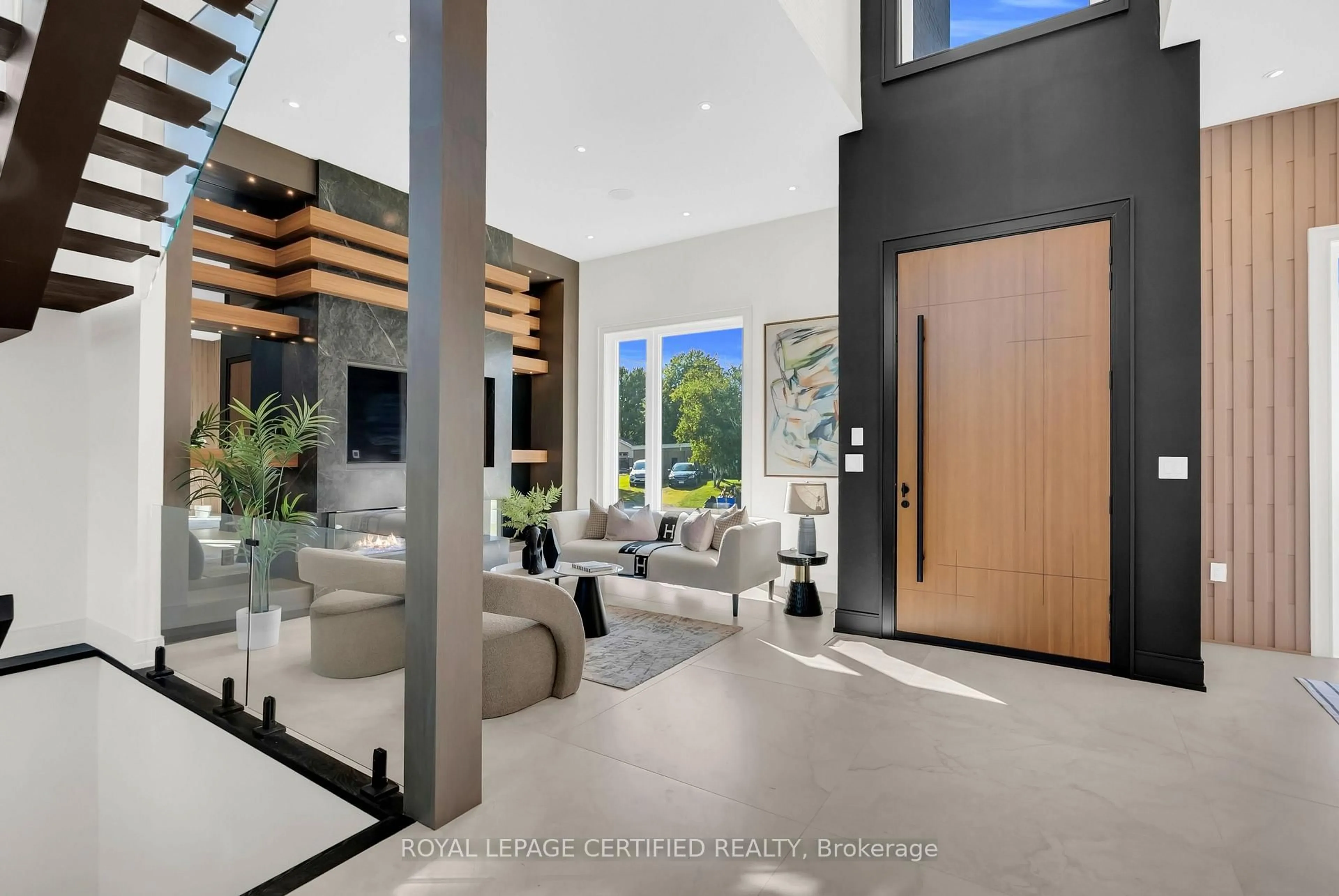 Indoor entryway for 1374 Tansley Dr, Oakville Ontario L6L 2N4