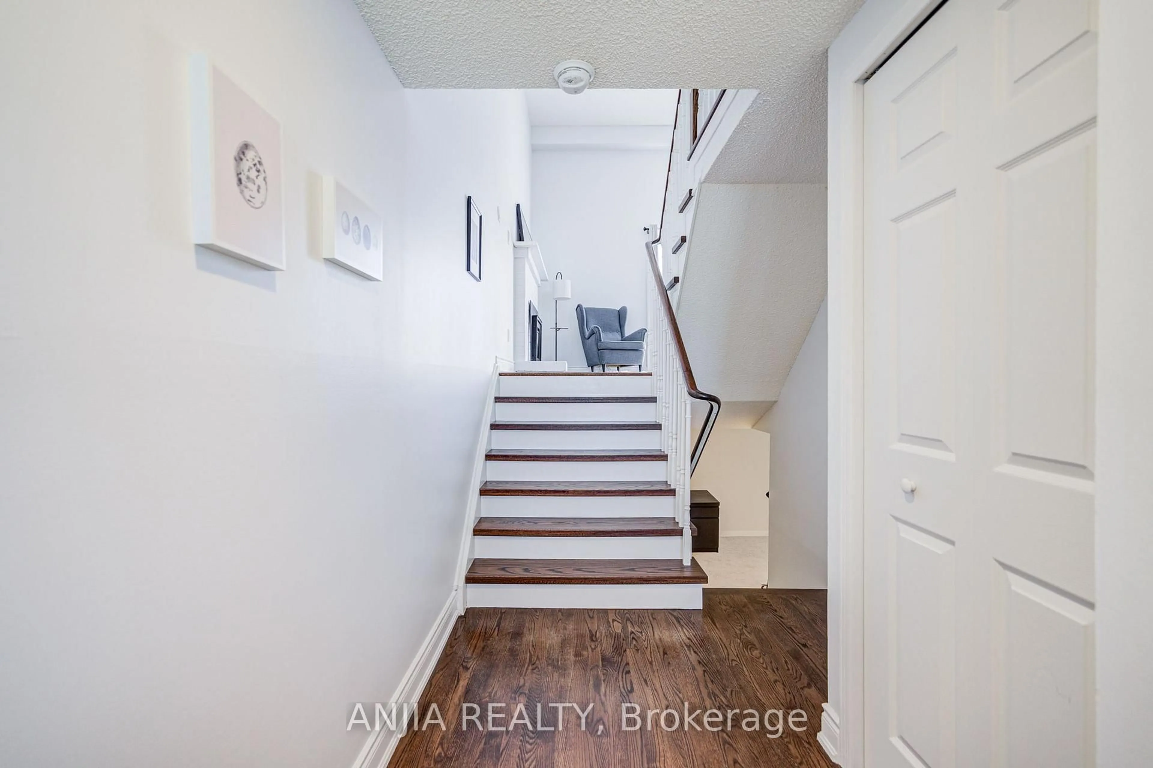 Indoor entryway for 3360 Council Ring Rd #64, Mississauga Ontario L5L 2E4