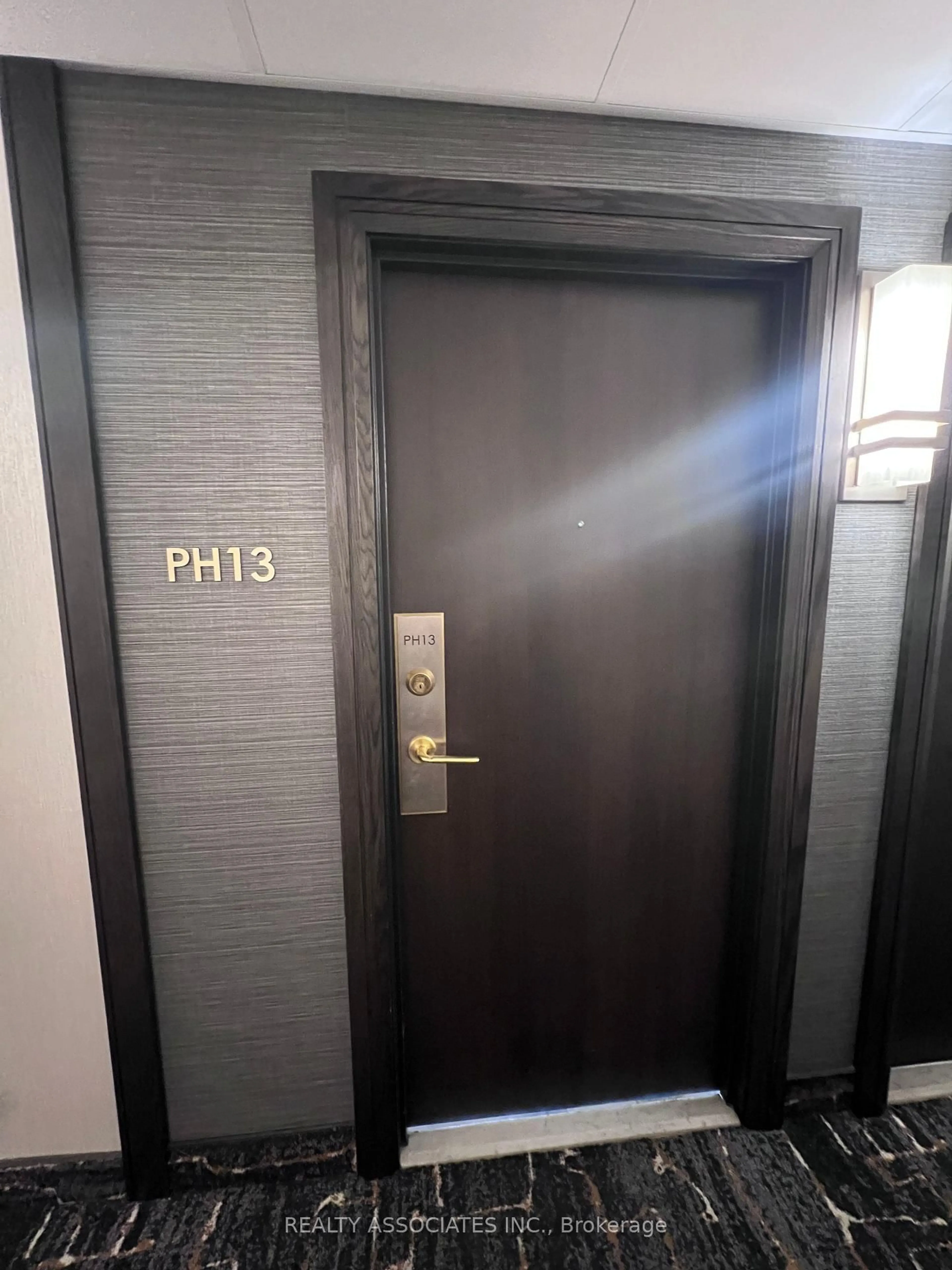 Indoor foyer for 4185 Shipp Dr #2213, Mississauga Ontario L4Z 2Y8