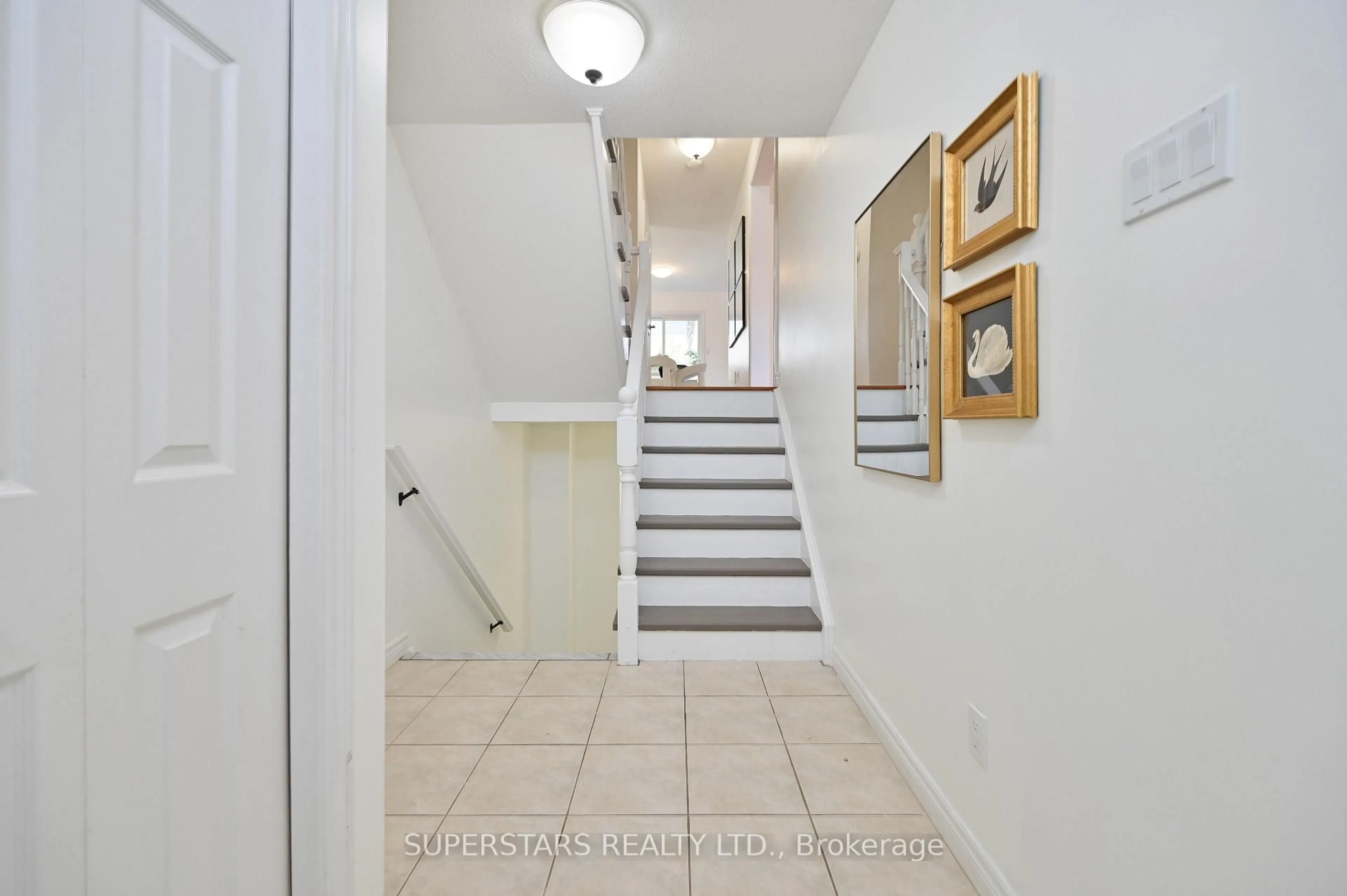 Indoor foyer for 2280 Baronwood Dr #65, Oakville Ontario L6M 5J8