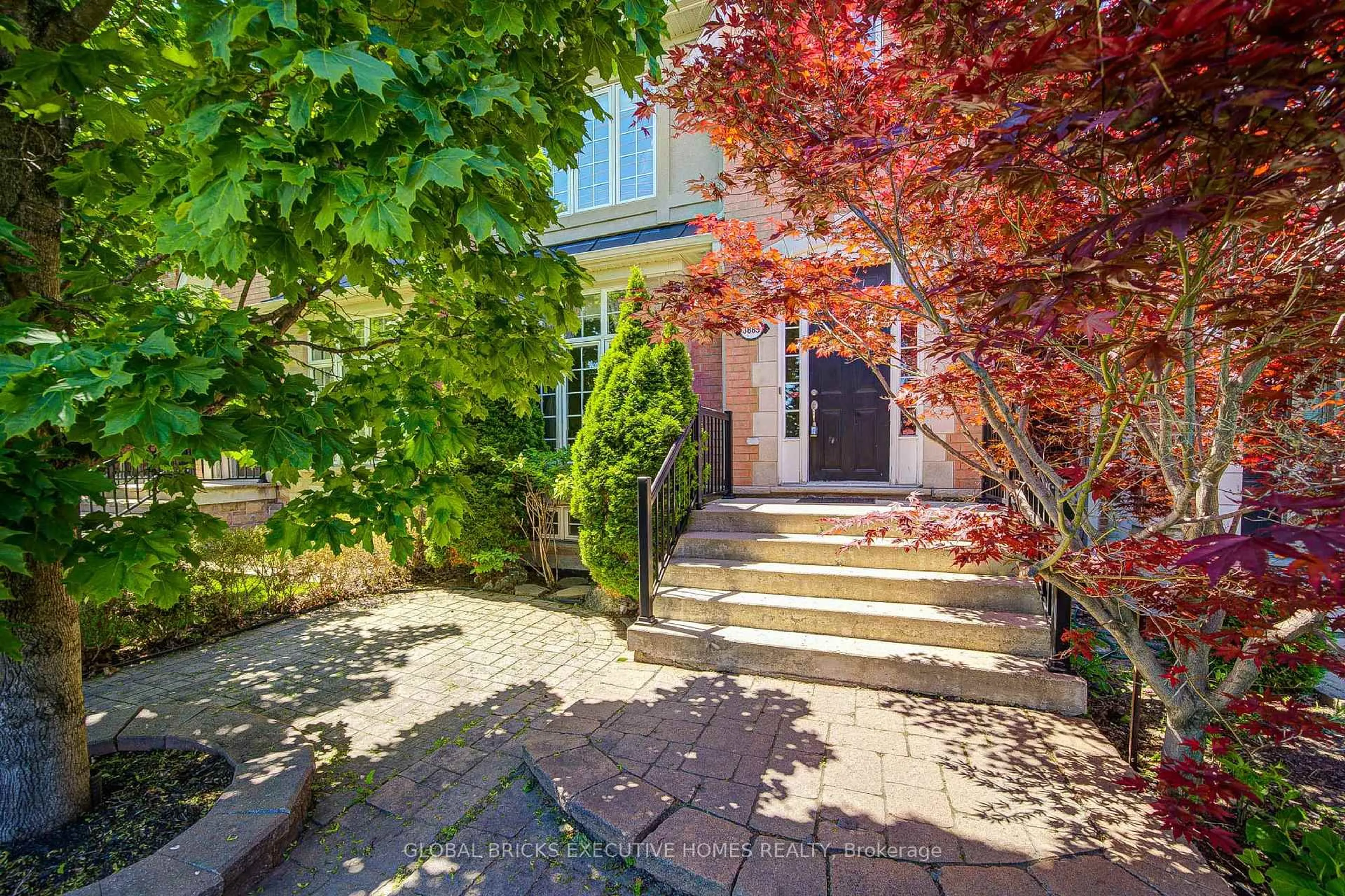 Patio, street for 3885 Eglinton Ave, Mississauga Ontario L5M 7Z7