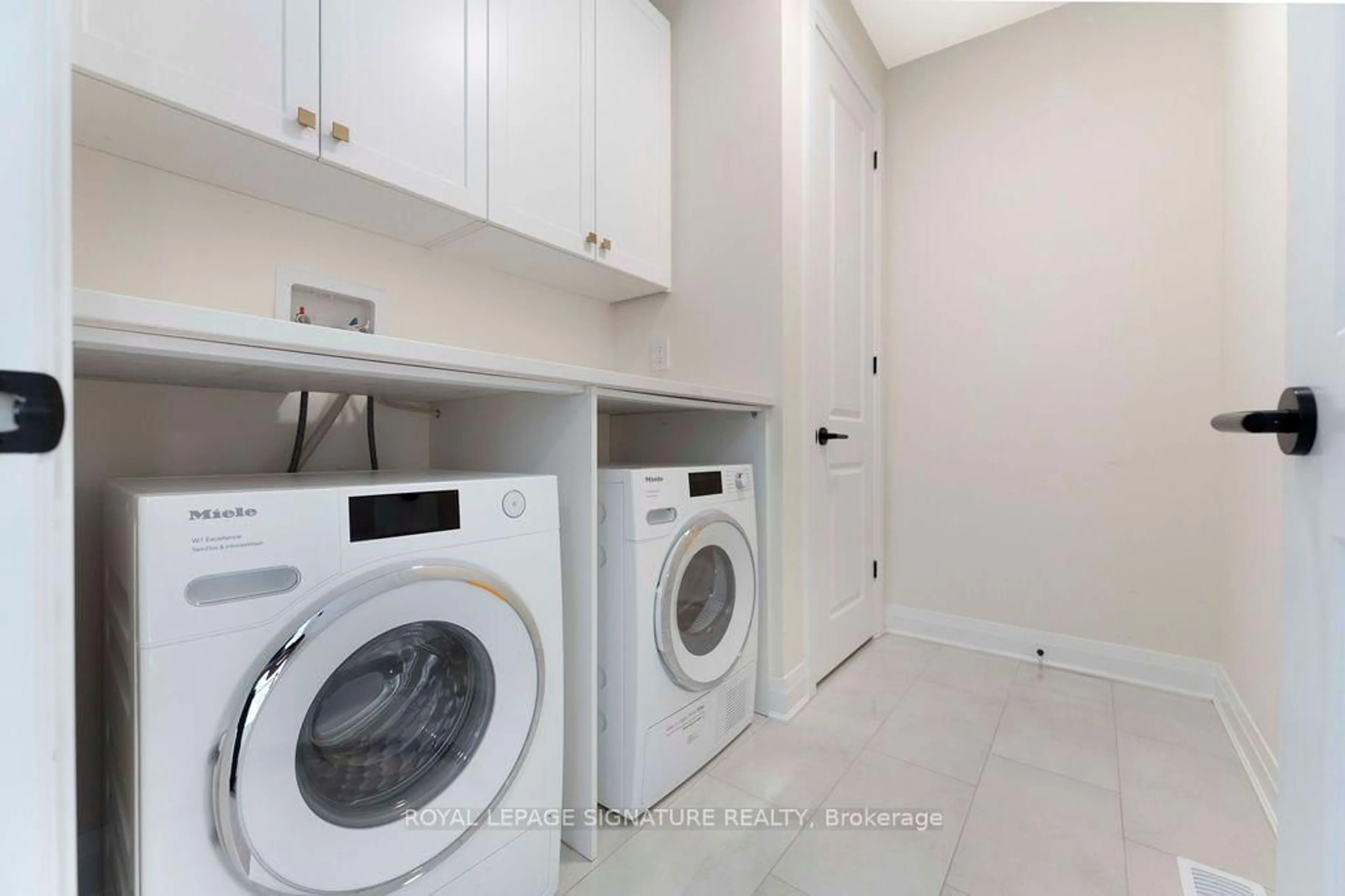 Laundry room for 1191 Onyx Tr, Oakville Ontario L6H 8A6