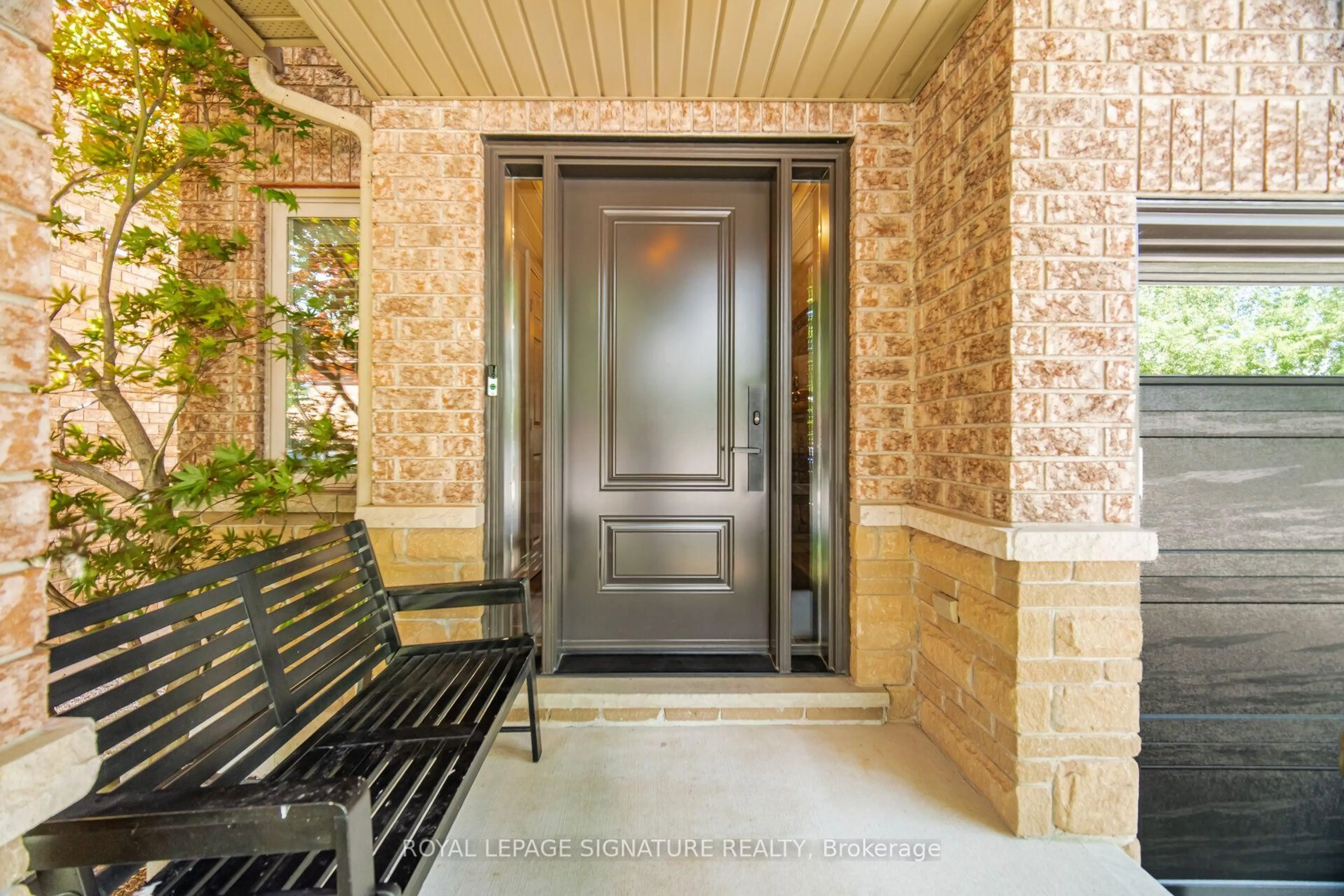 Indoor entryway for 5152 Bird Blvd, Burlington Ontario L7L 7J4