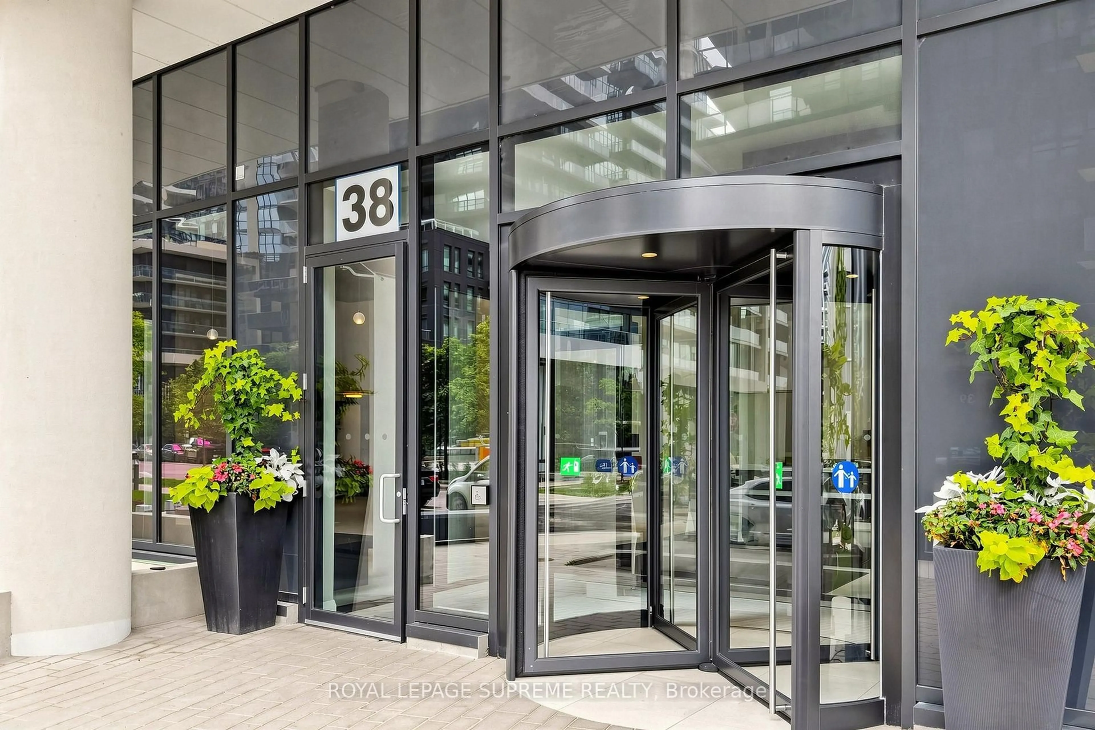 Indoor foyer for 38 Annie Craig Dr #2708, Toronto Ontario M8V 0A8