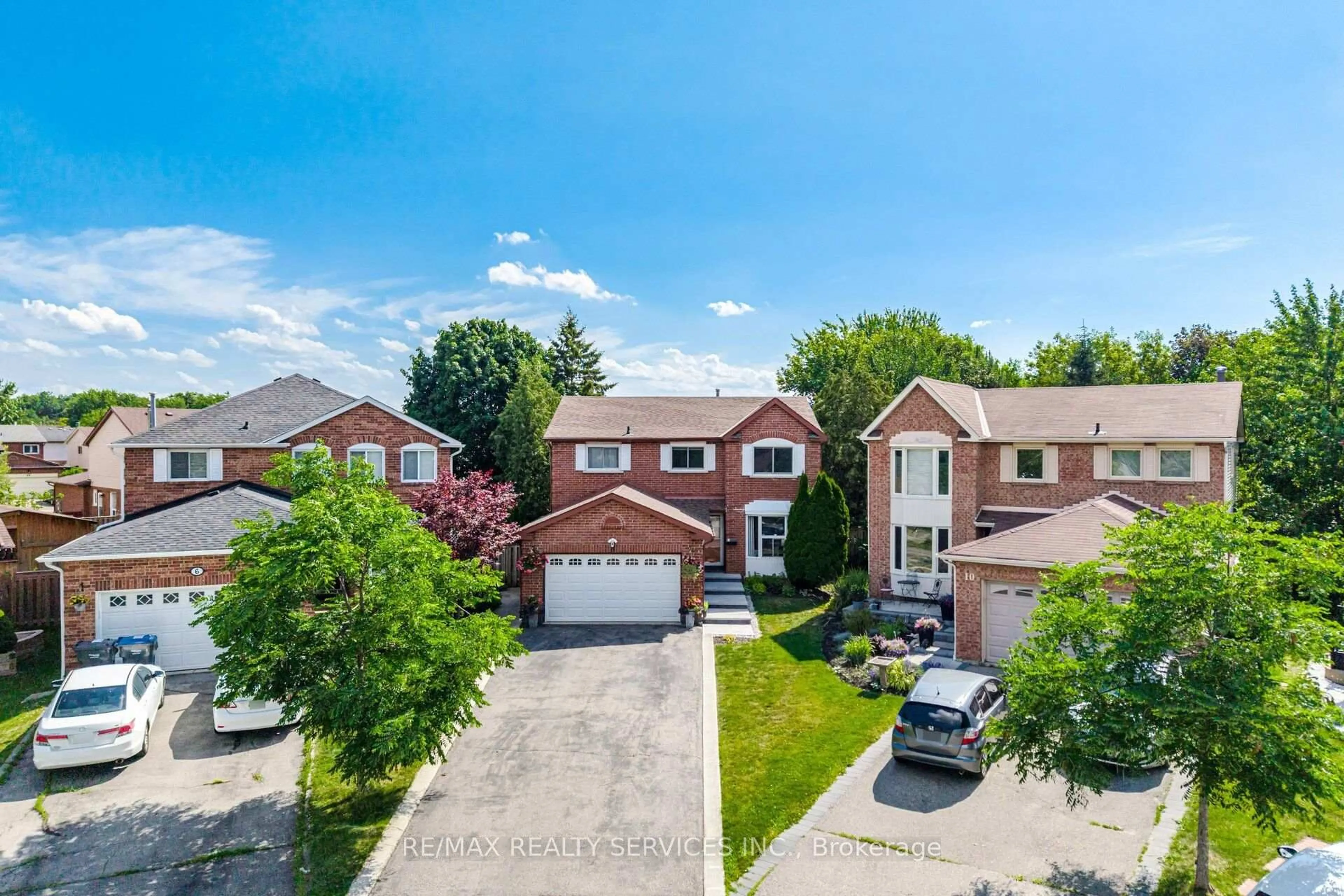 A pic from outside/outdoor area/front of a property/back of a property/a pic from drone, street for 8 Paramount Pl, Brampton Ontario L6Y 2T3