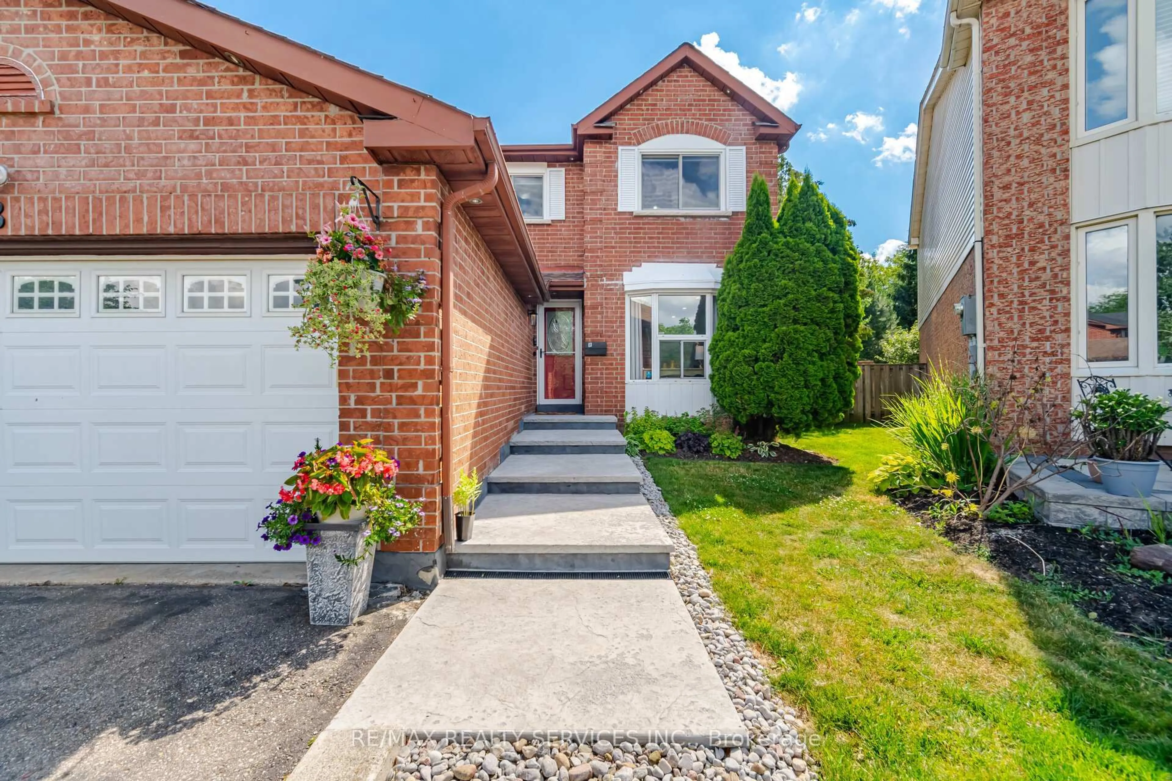 Home with brick exterior material, street for 8 Paramount Pl, Brampton Ontario L6Y 2T3