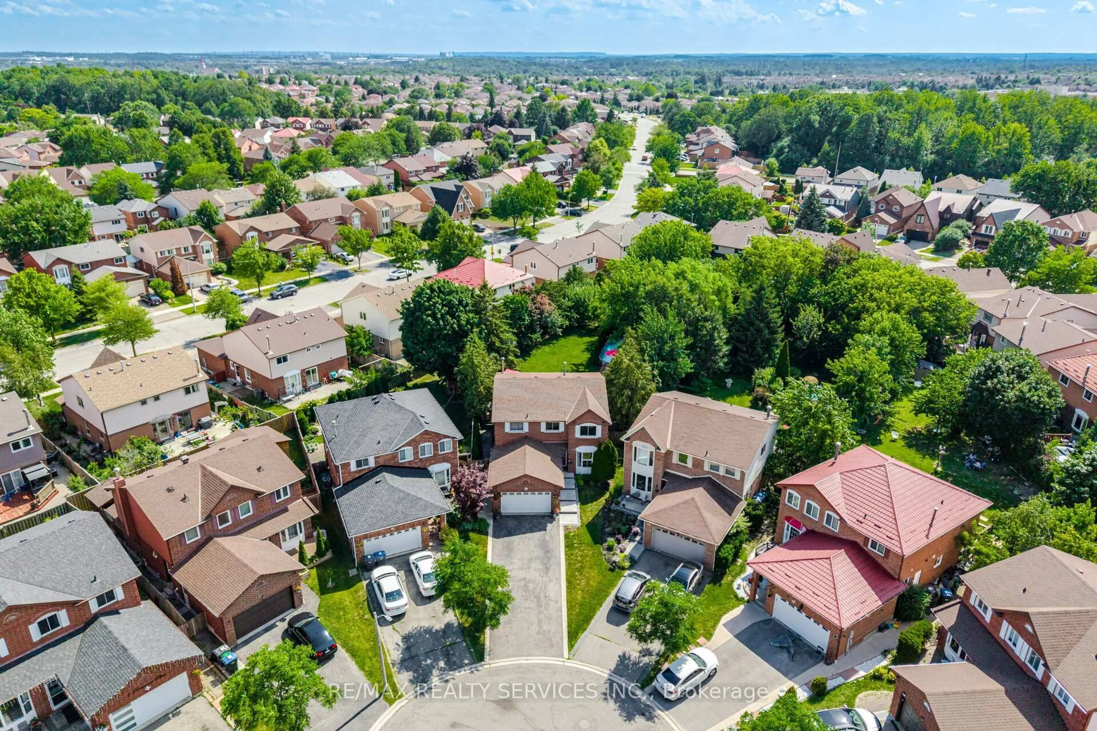 A pic from outside/outdoor area/front of a property/back of a property/a pic from drone, street for 8 Paramount Pl, Brampton Ontario L6Y 2T3