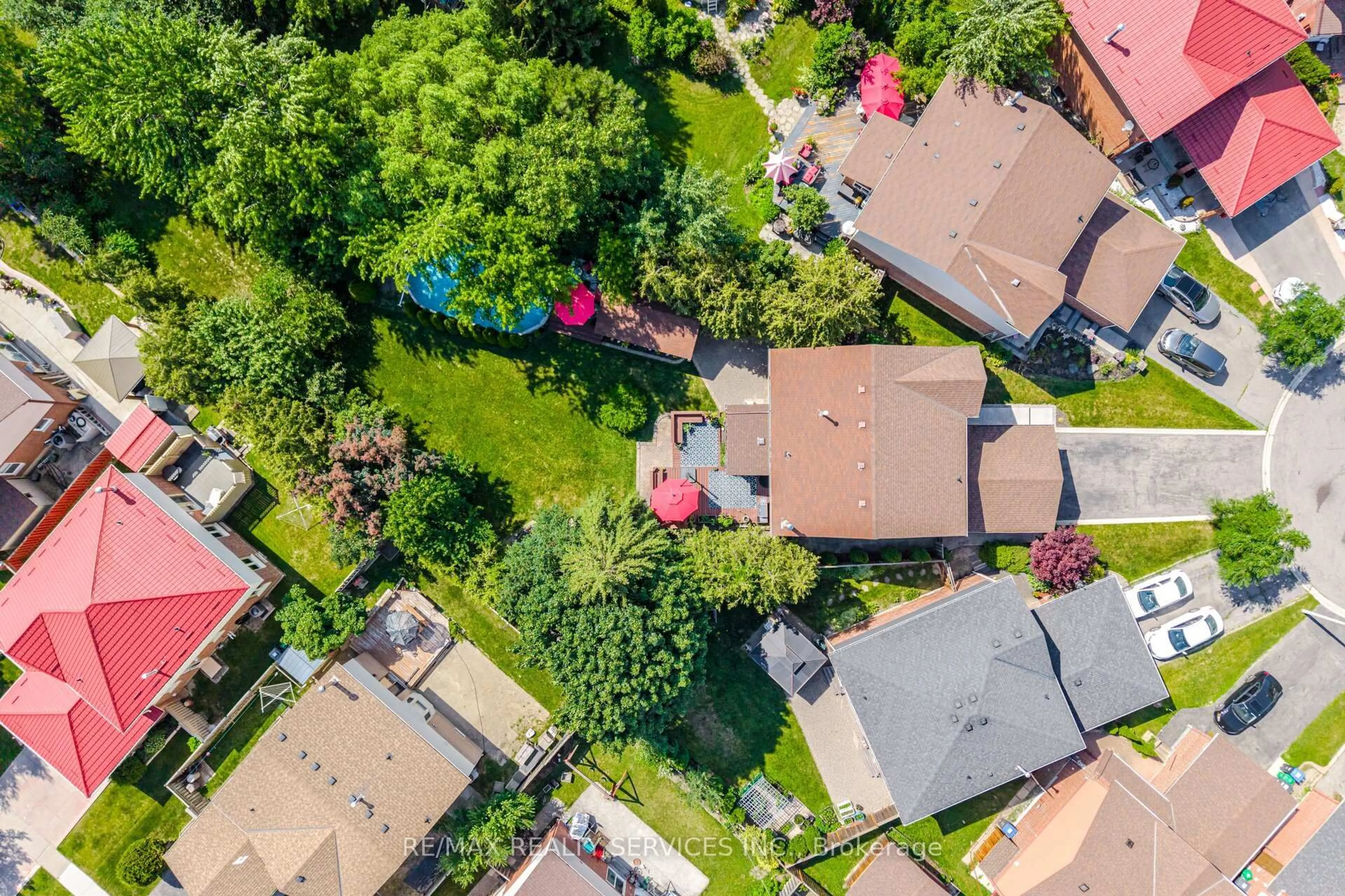 A pic from outside/outdoor area/front of a property/back of a property/a pic from drone, street for 8 Paramount Pl, Brampton Ontario L6Y 2T3