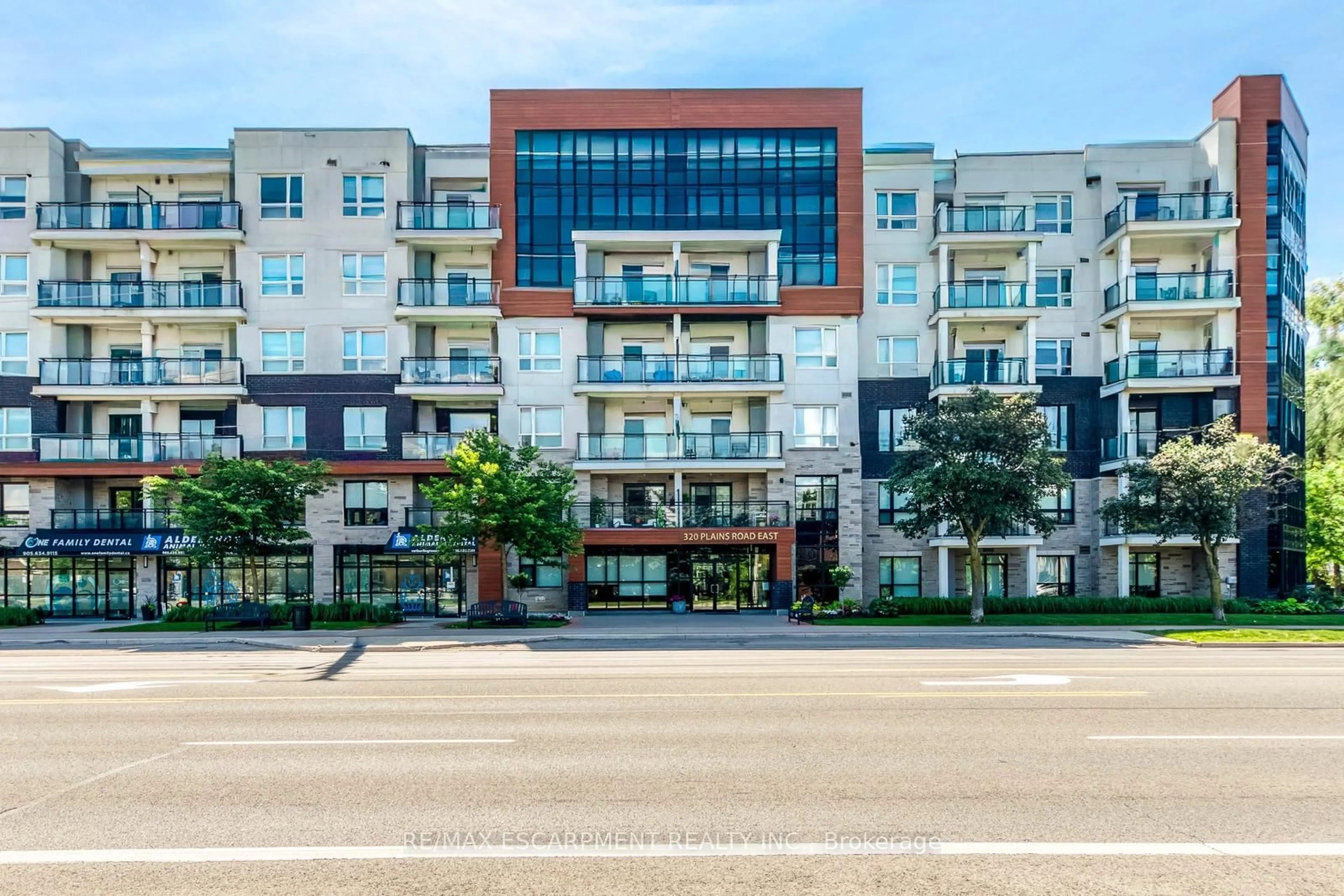 Patio, building for 320 Plains Rd #303, Burlington Ontario L7T 0C1