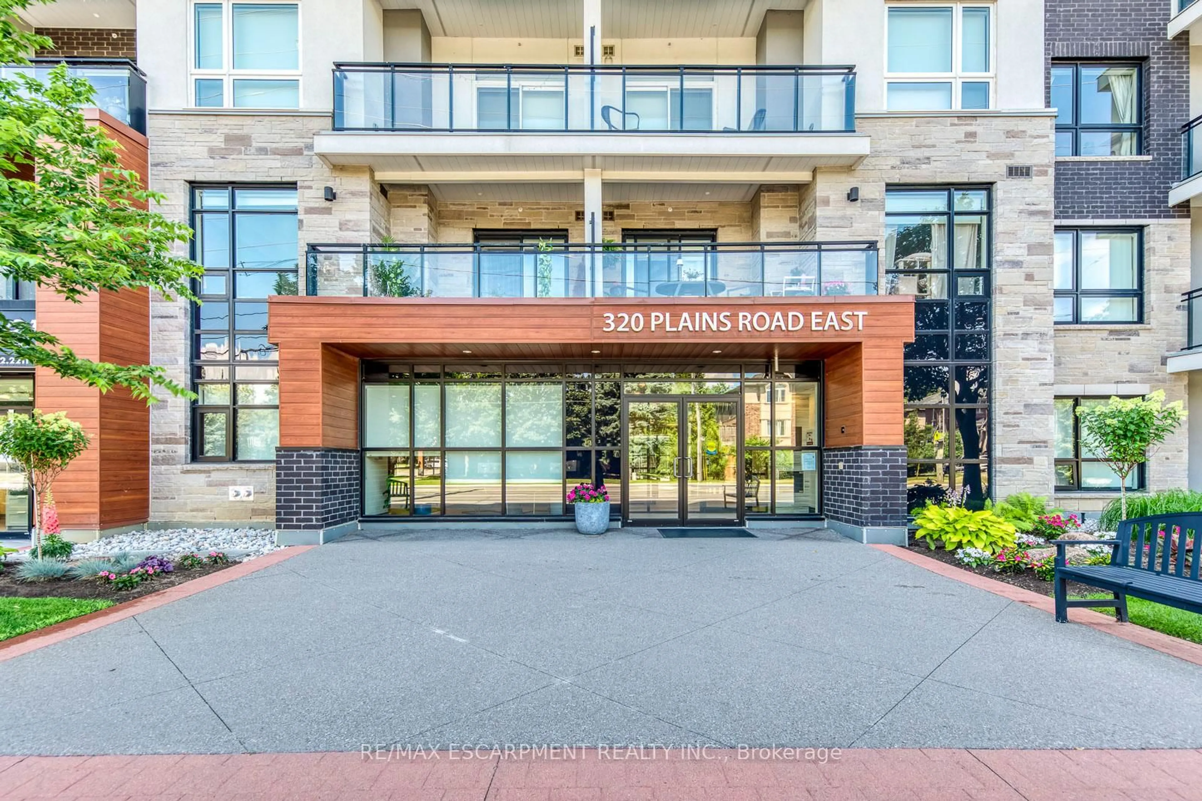 Indoor foyer for 320 Plains Rd #303, Burlington Ontario L7T 0C1