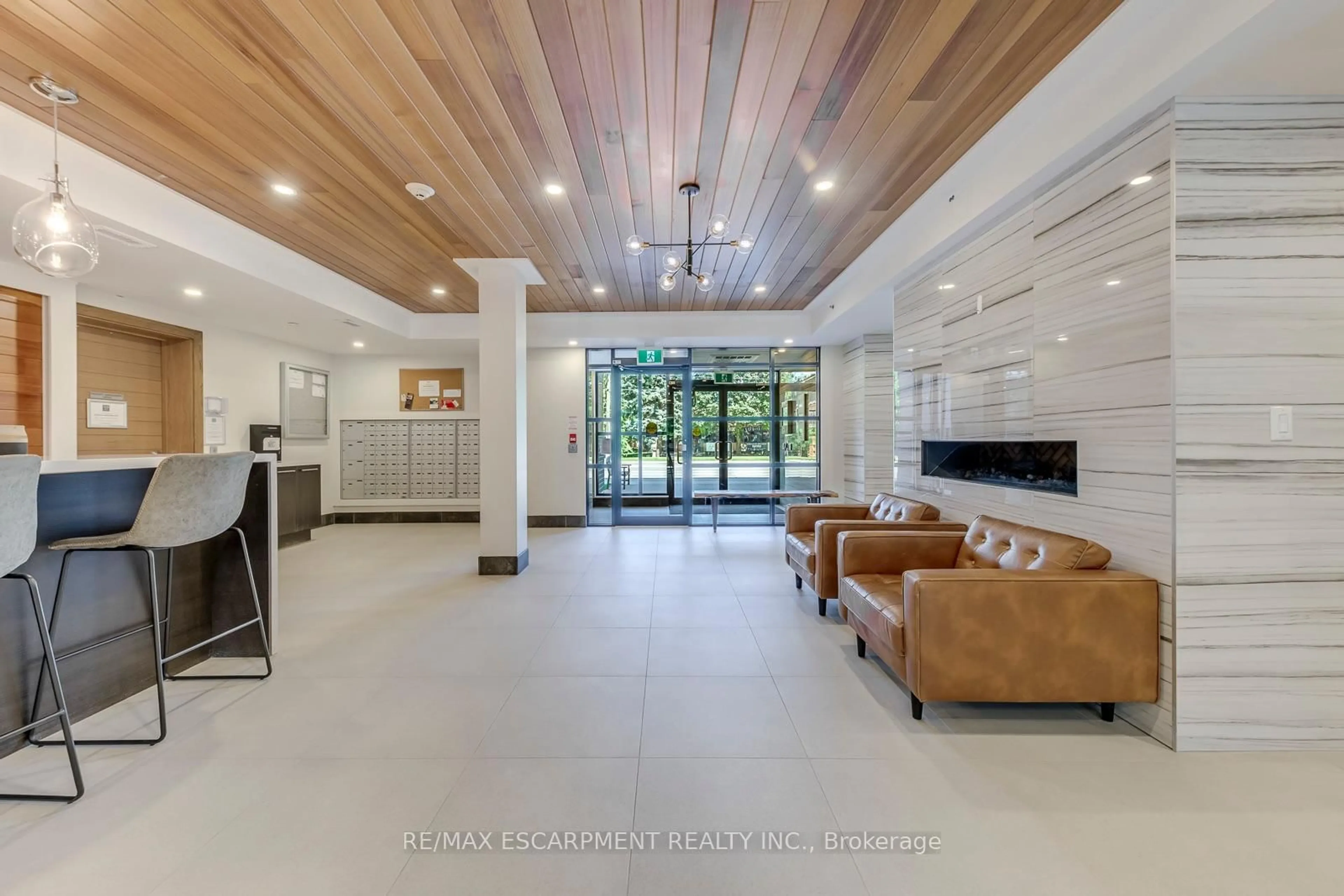 Lobby for 320 Plains Rd #303, Burlington Ontario L7T 0C1
