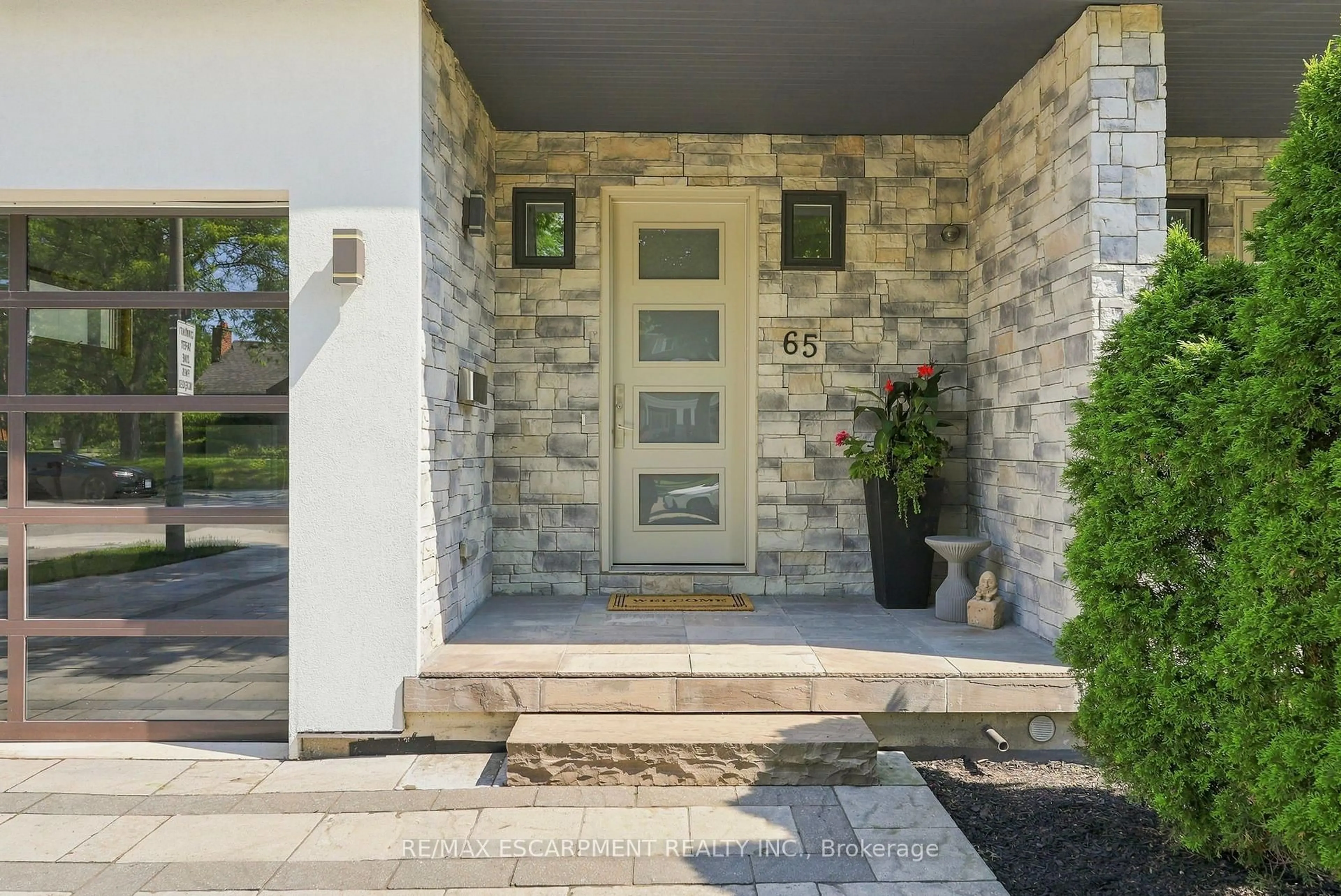 Indoor entryway for 65 Forest Ave, Mississauga Ontario L5G 1L3