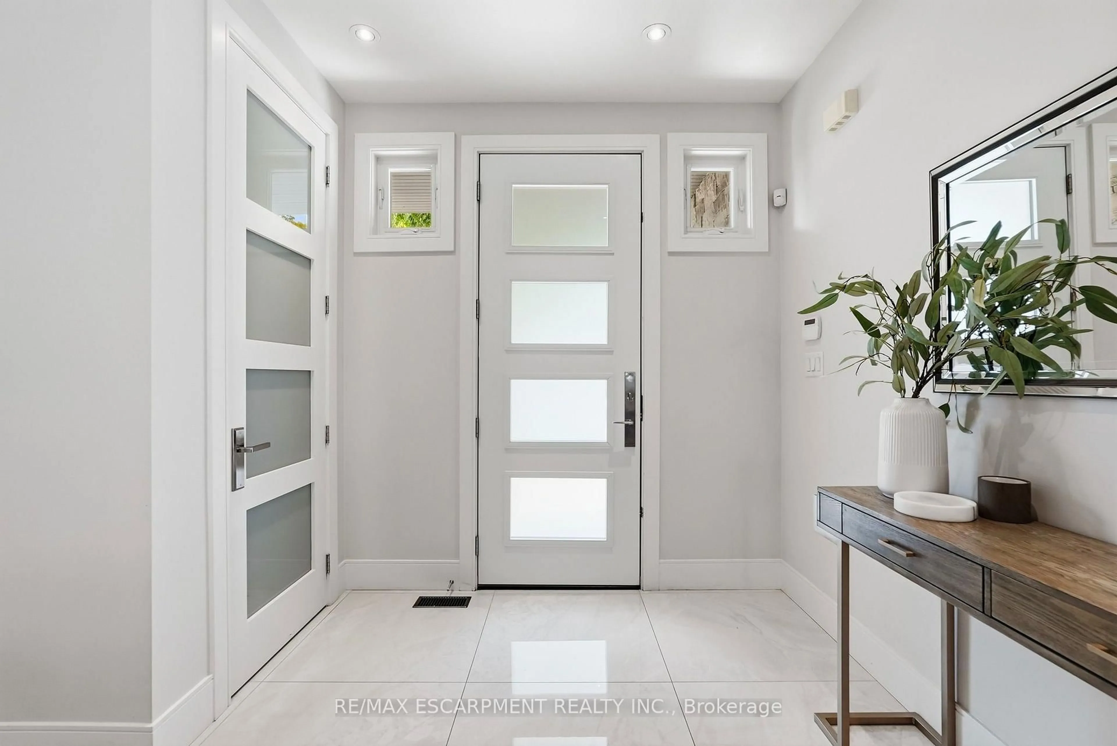 Indoor entryway for 65 Forest Ave, Mississauga Ontario L5G 1L3