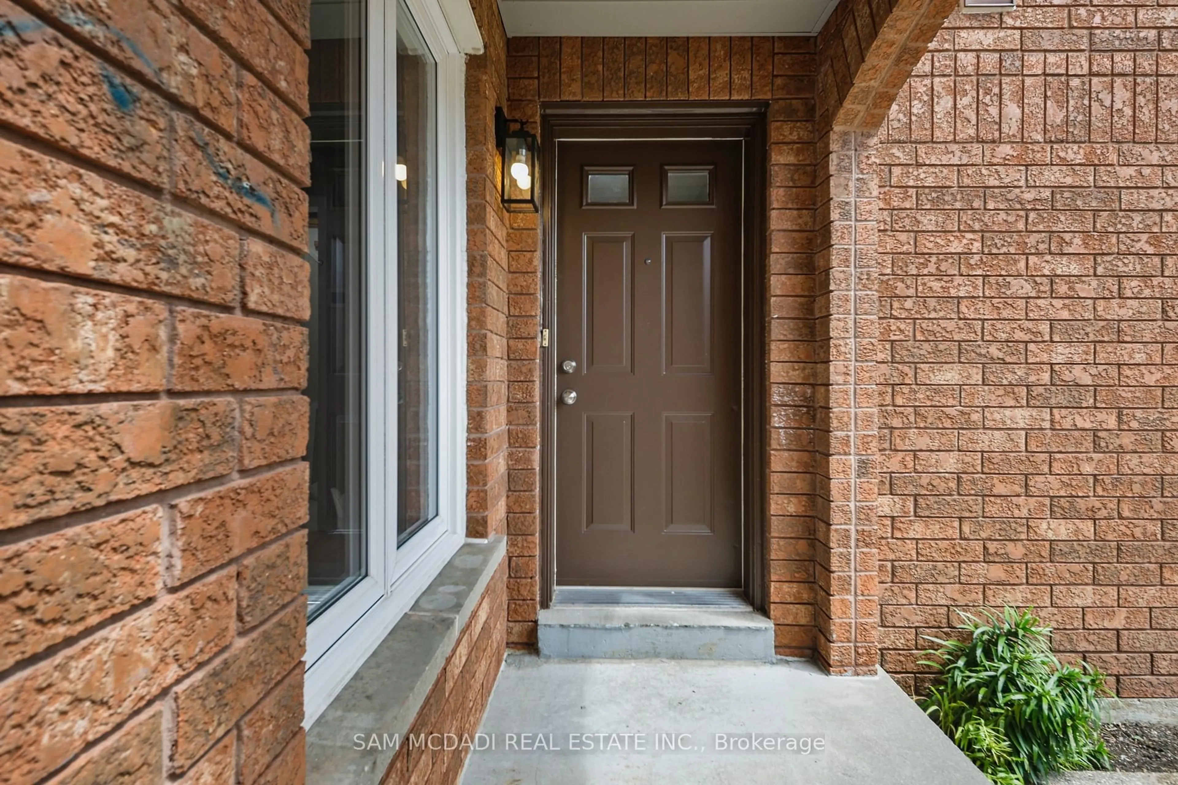 Indoor entryway for 3847 Densbury Dr, Mississauga Ontario L5N 6Z3