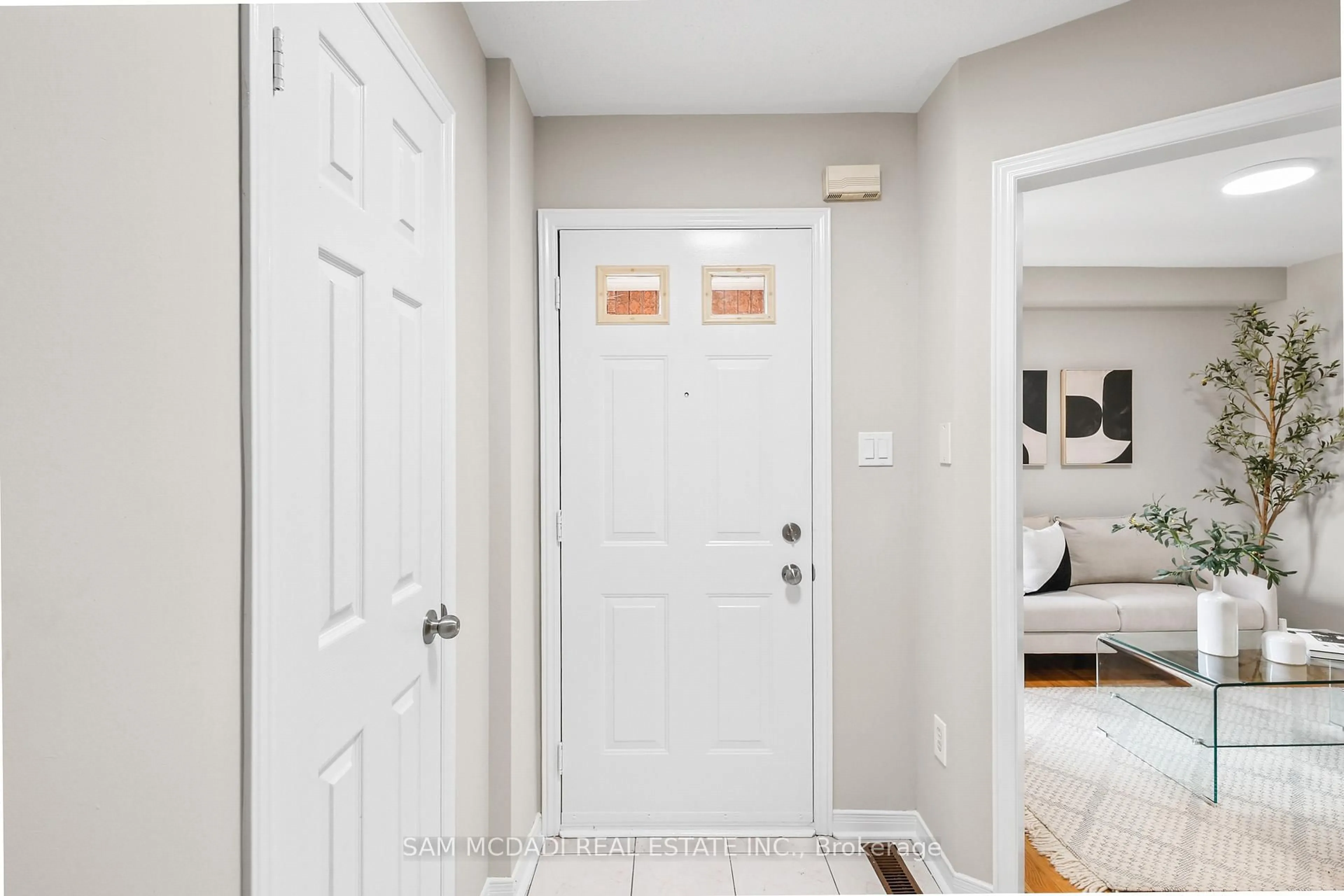 Indoor entryway for 3847 Densbury Dr, Mississauga Ontario L5N 6Z3