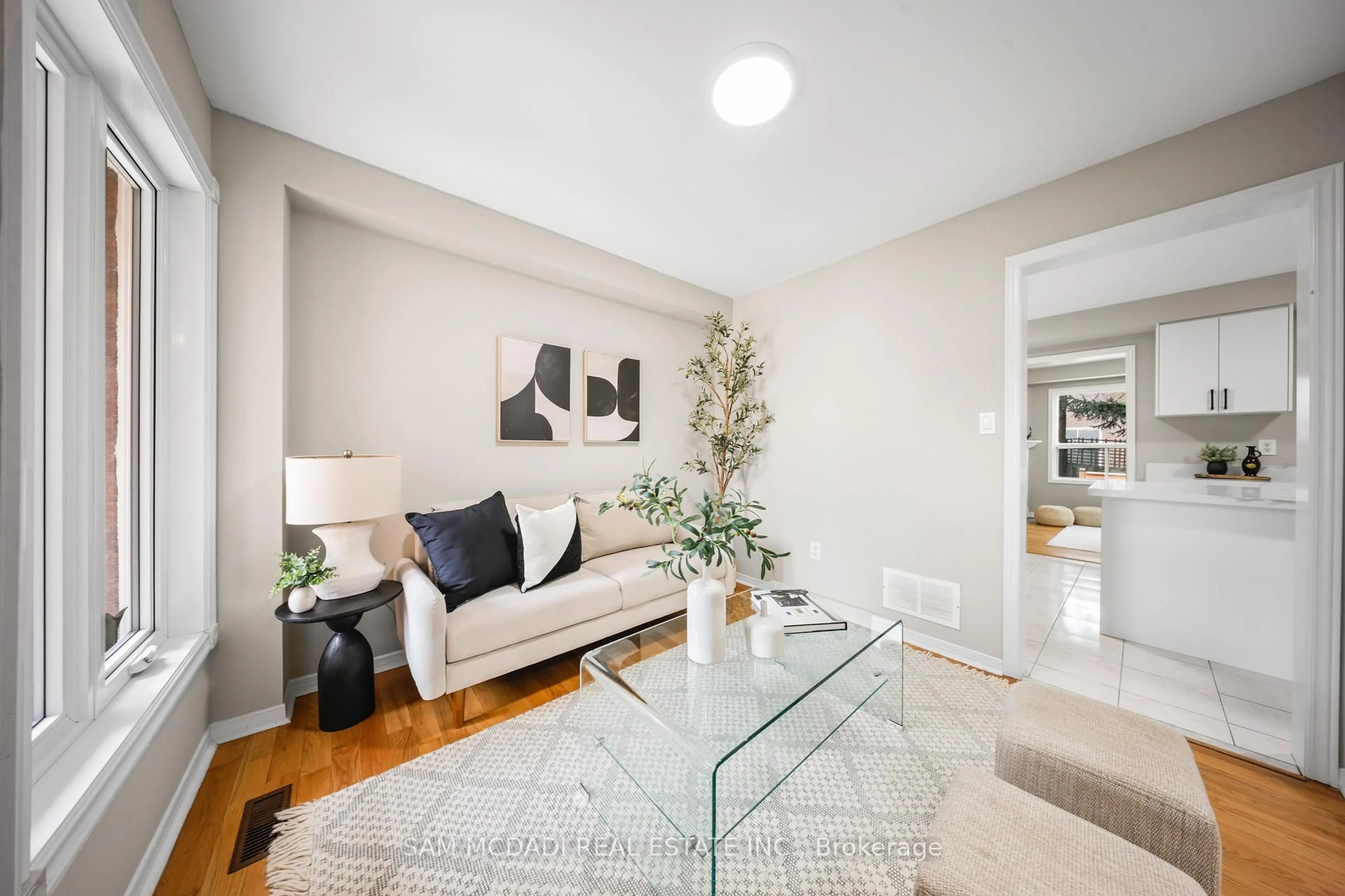 Living room with furniture, unknown for 3847 Densbury Dr, Mississauga Ontario L5N 6Z3
