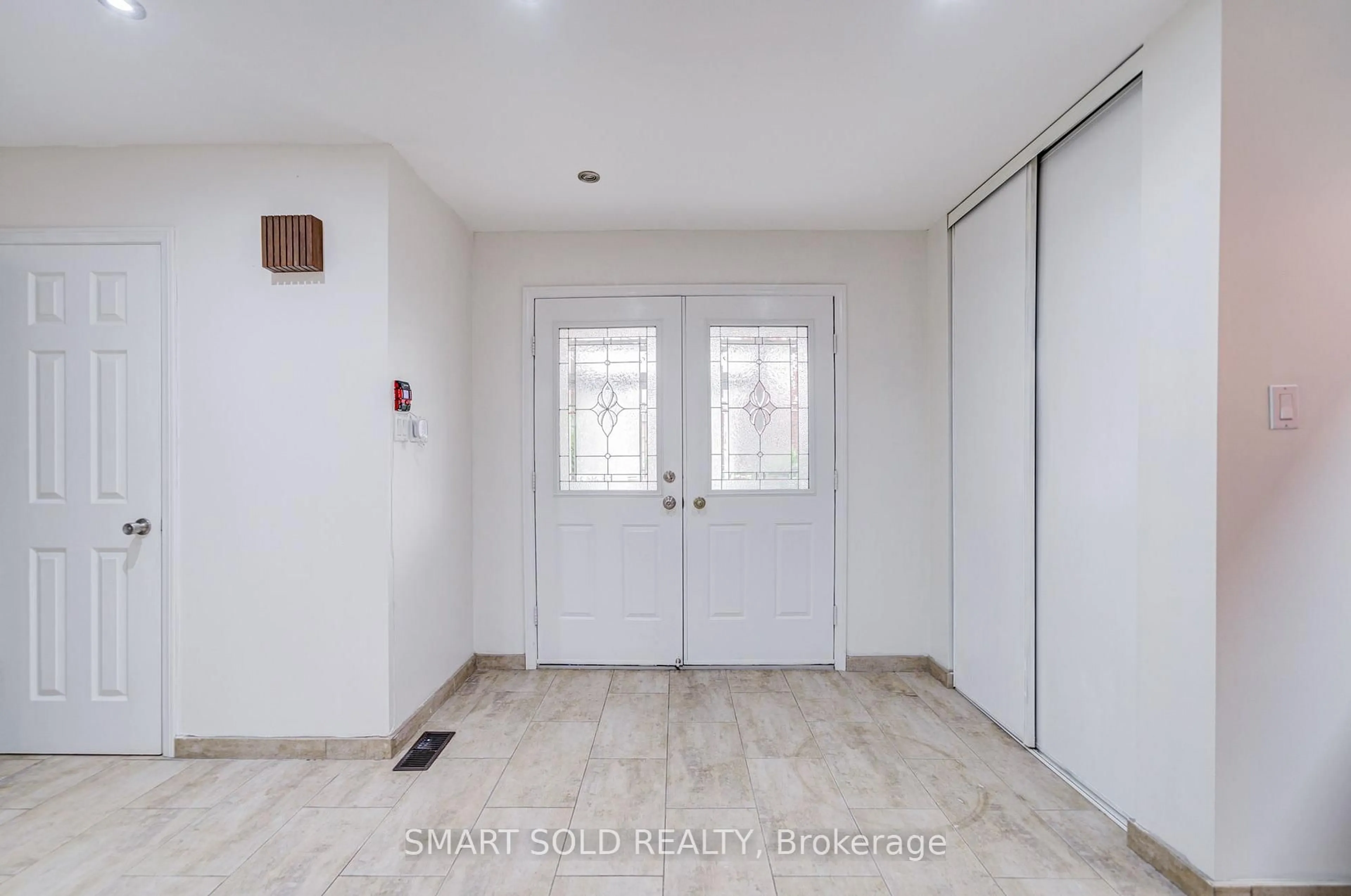 Indoor entryway for 837 Queensbridge Dr, Mississauga Ontario L5C 3K3