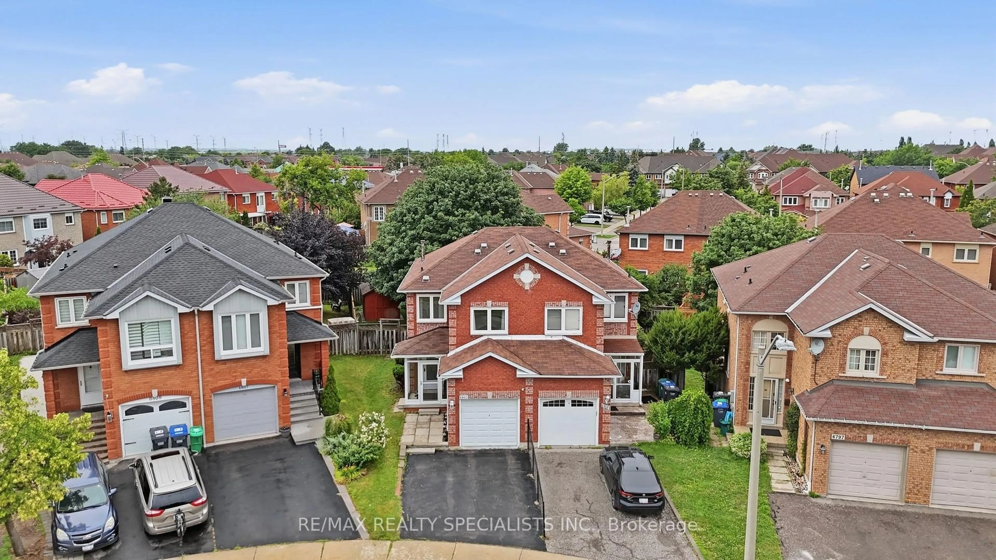 A pic from outside/outdoor area/front of a property/back of a property/a pic from drone, street for 6803 Bansbridge Cres, Mississauga Ontario L5N 6T3