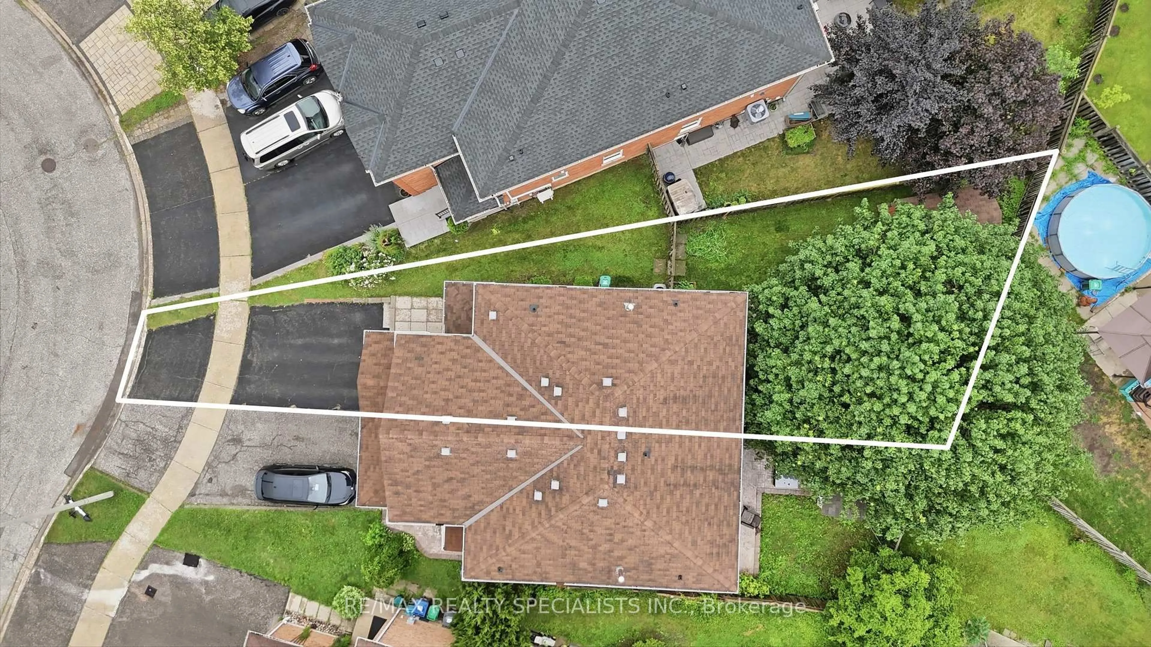 A pic from outside/outdoor area/front of a property/back of a property/a pic from drone, street for 6803 Bansbridge Cres, Mississauga Ontario L5N 6T3