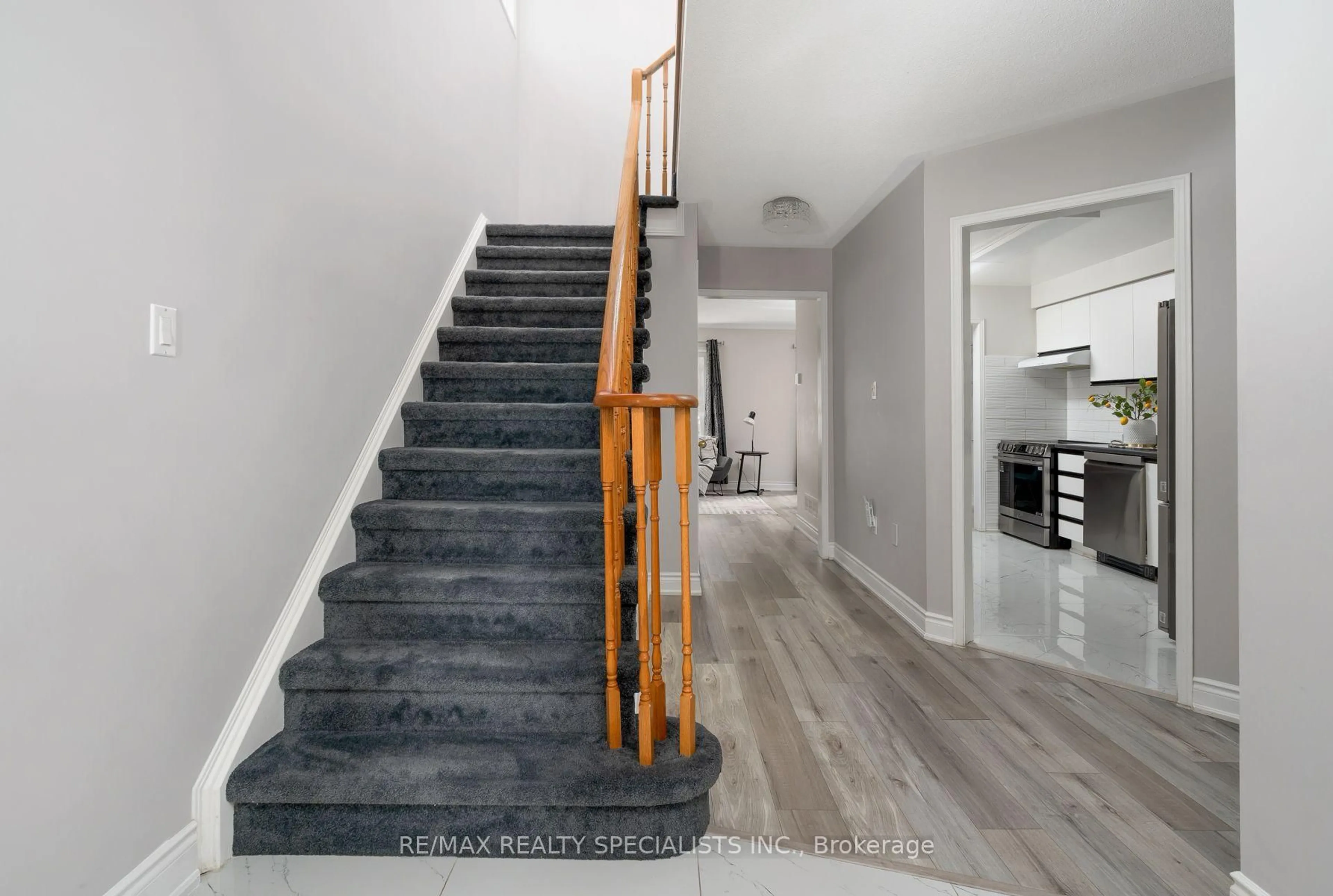Stairs for 6803 Bansbridge Cres, Mississauga Ontario L5N 6T3