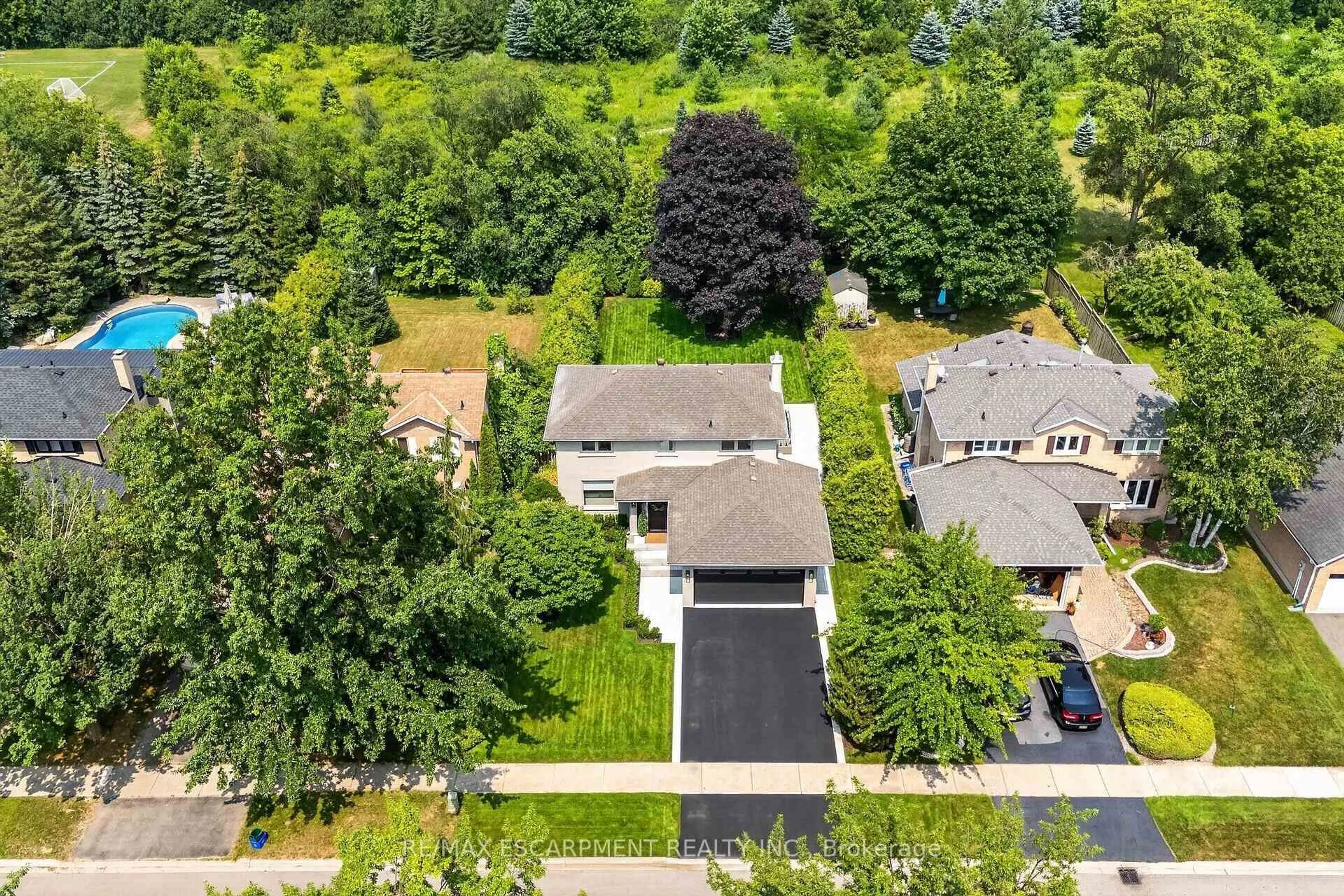 A pic from outside/outdoor area/front of a property/back of a property/a pic from drone, street for 429 CLAREMONT Cres, Oakville Ontario L6J 6J9