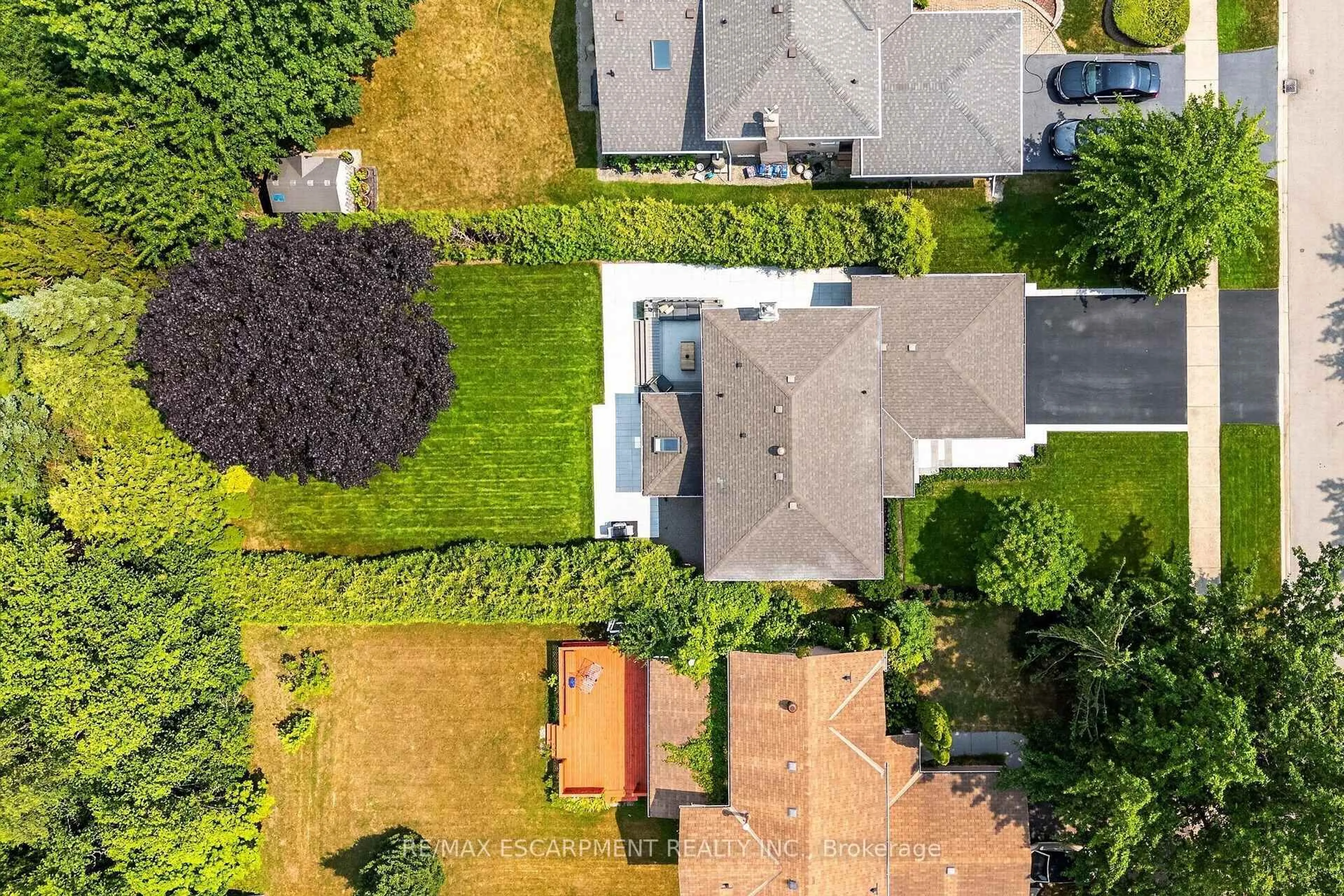 A pic from outside/outdoor area/front of a property/back of a property/a pic from drone, street for 429 CLAREMONT Cres, Oakville Ontario L6J 6J9