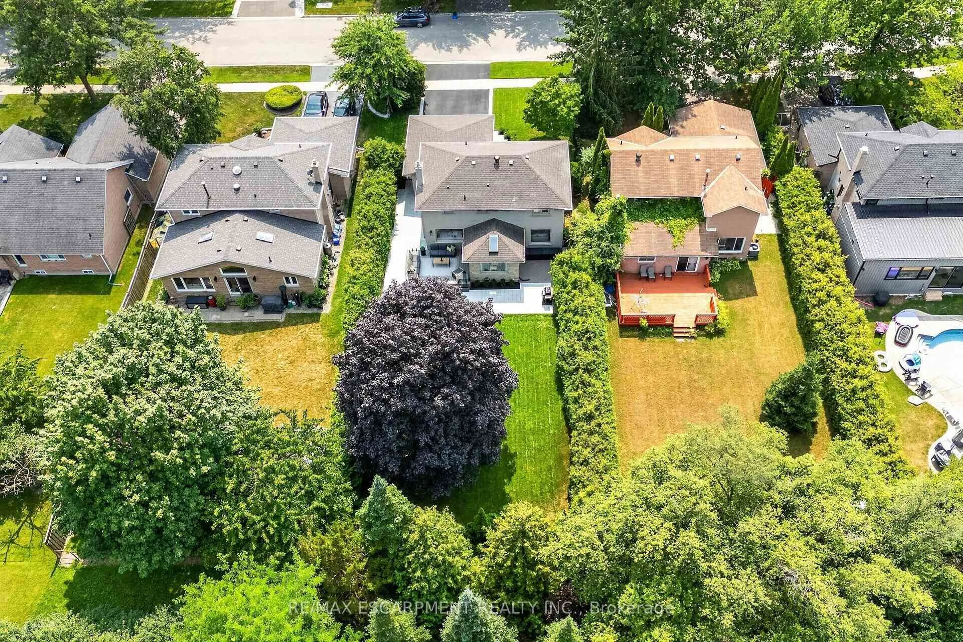 A pic from outside/outdoor area/front of a property/back of a property/a pic from drone, street for 429 CLAREMONT Cres, Oakville Ontario L6J 6J9