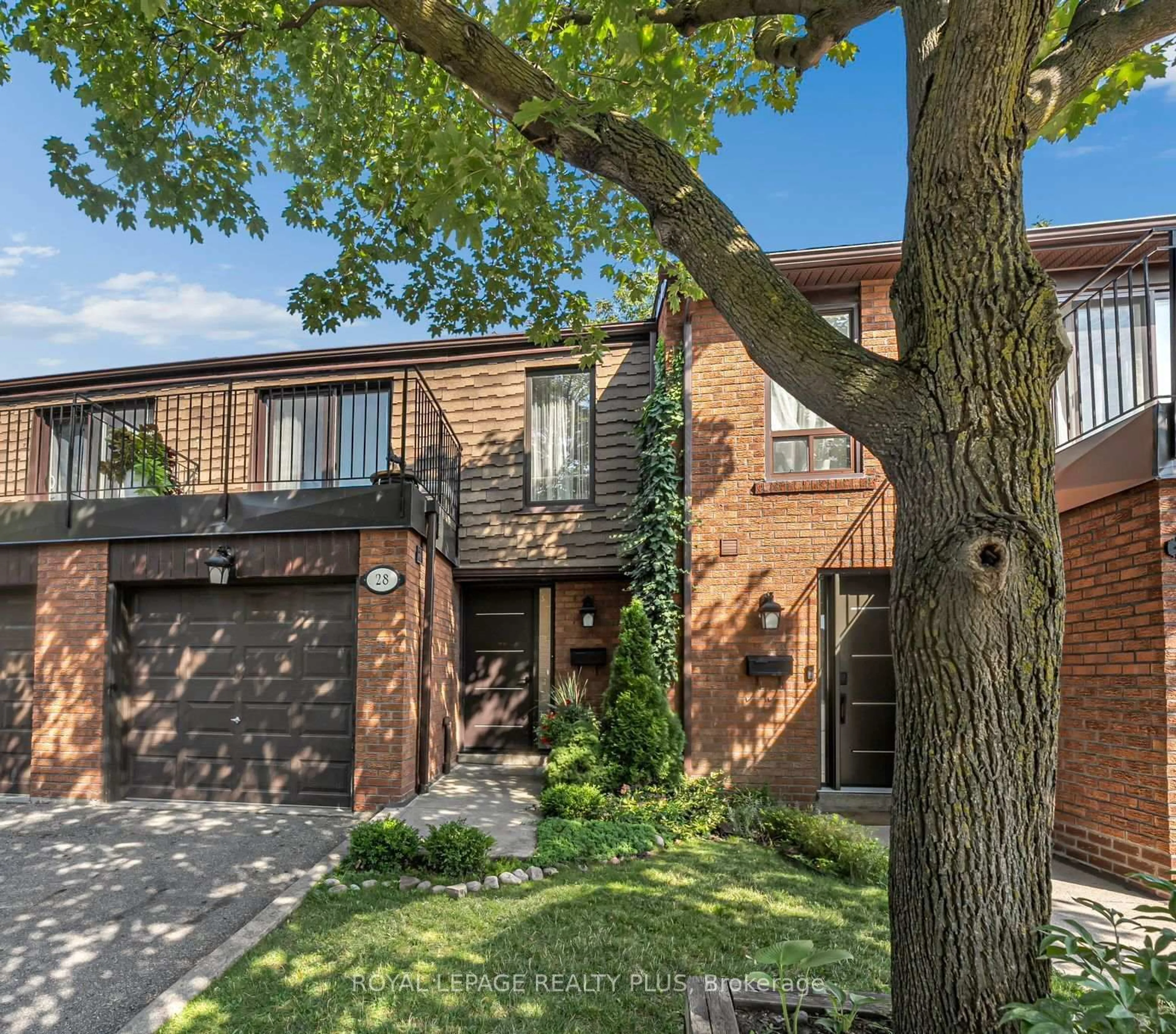 Home with brick exterior material, street for 3395 Cliff Rd #28, Mississauga Ontario L5A 3M7