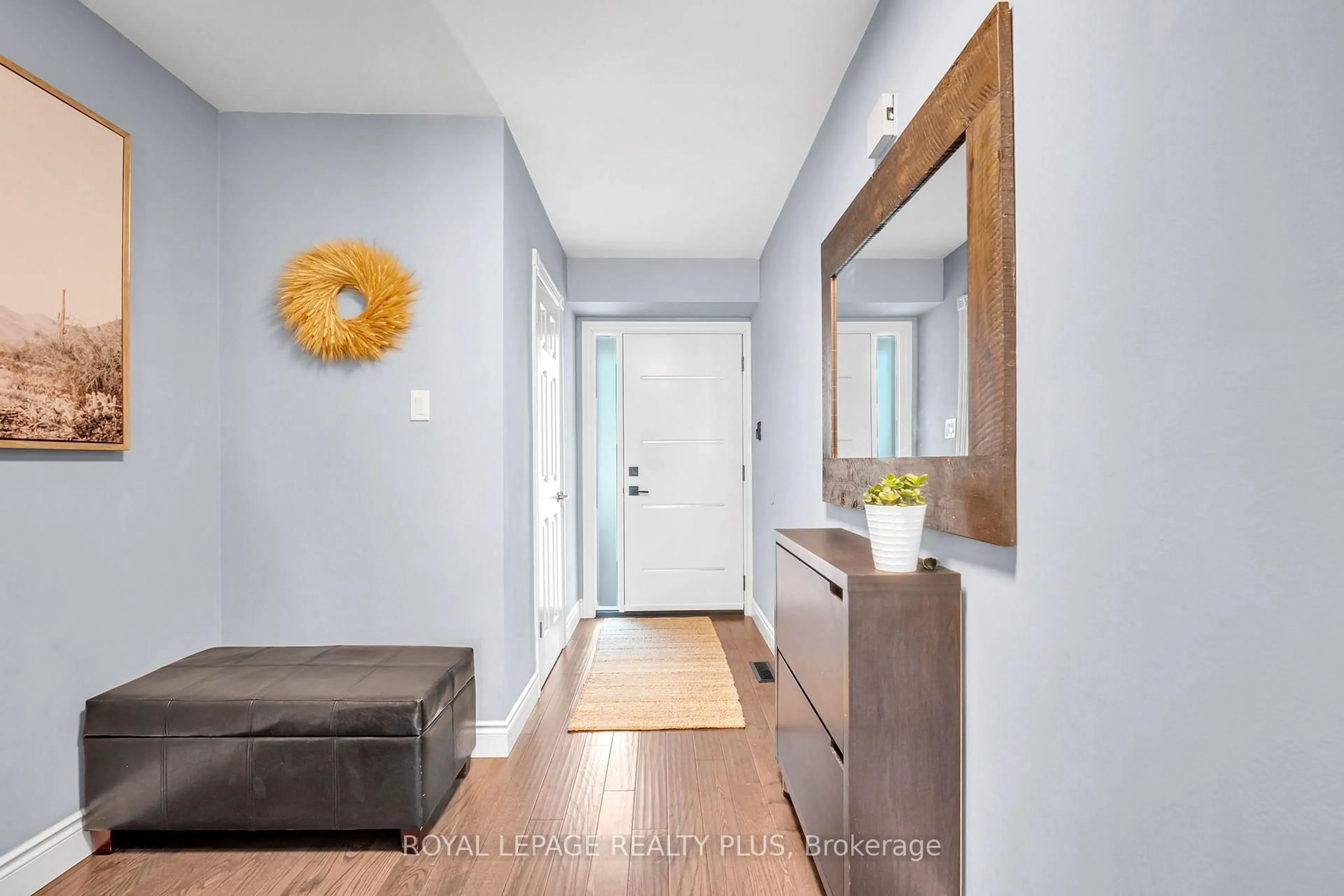 Indoor entryway for 3395 Cliff Rd #28, Mississauga Ontario L5A 3M7