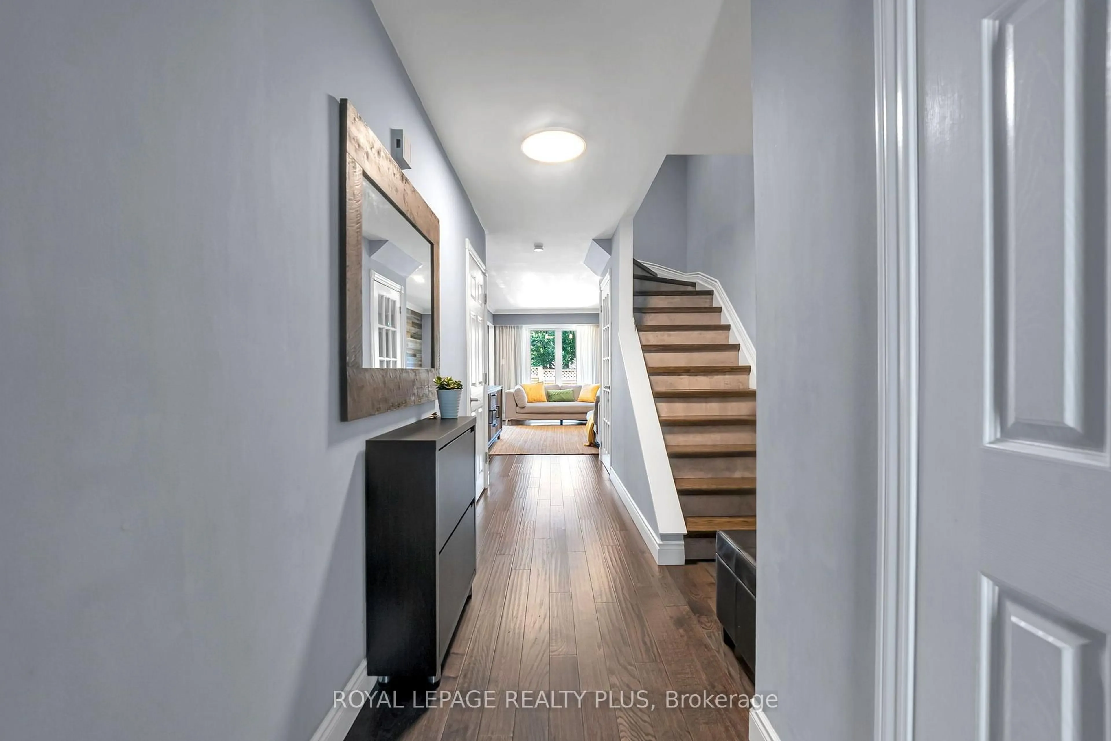 Indoor entryway for 3395 Cliff Rd #28, Mississauga Ontario L5A 3M7