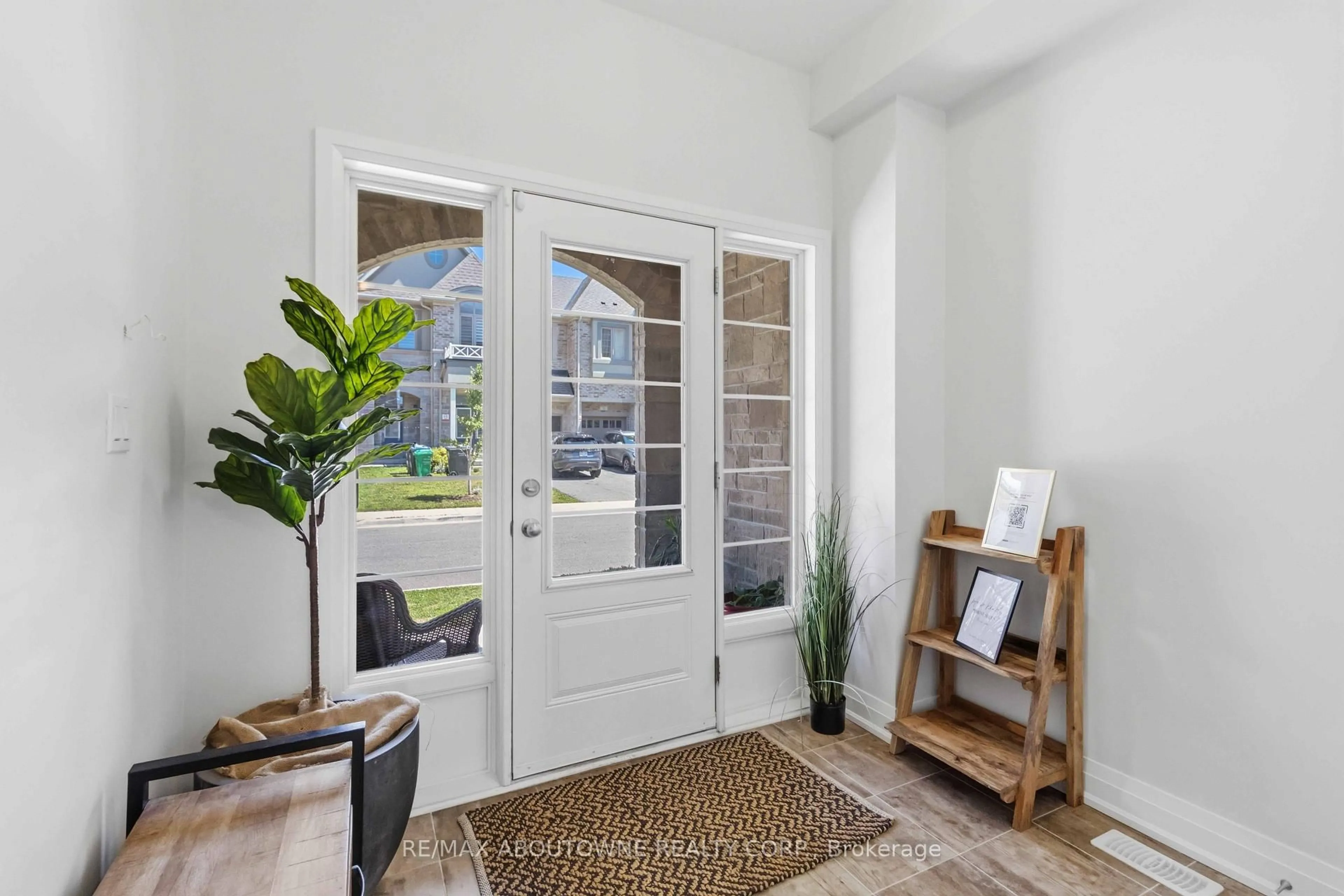 Indoor entryway for 14 Summerbeam Way, Brampton Ontario L6Y 6K5