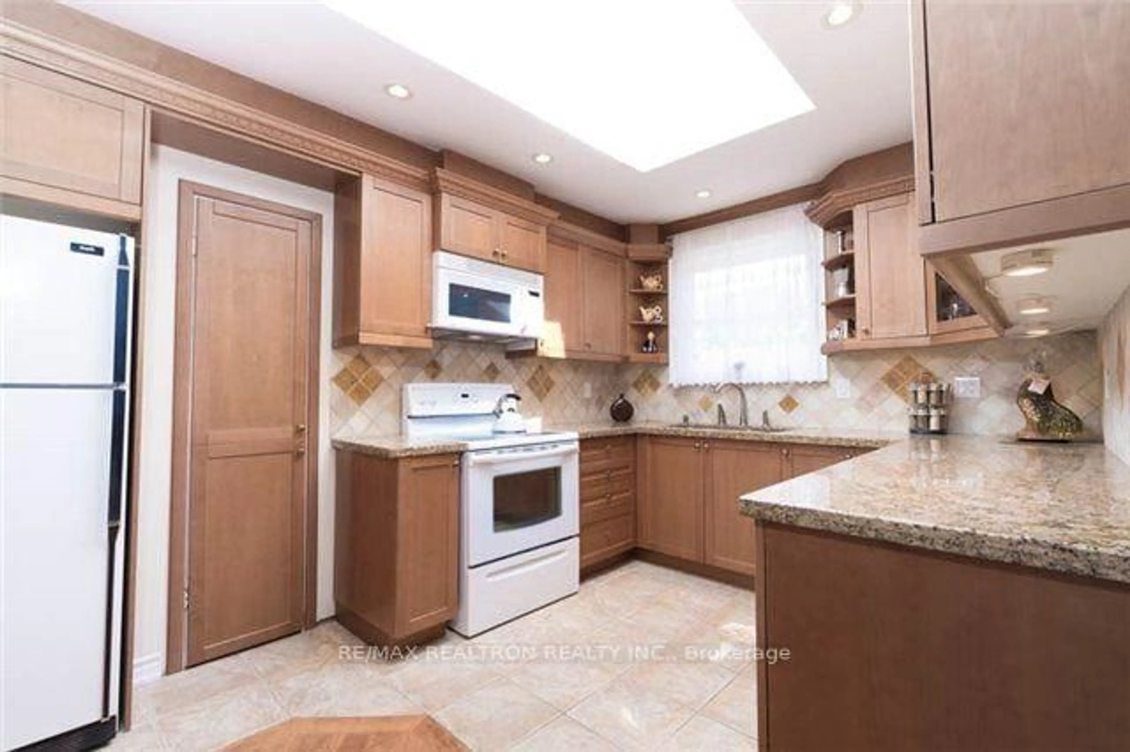 Standard kitchen, ceramic/tile floor for 1458 Bridge Rd, Oakville Ontario L6L 2E1