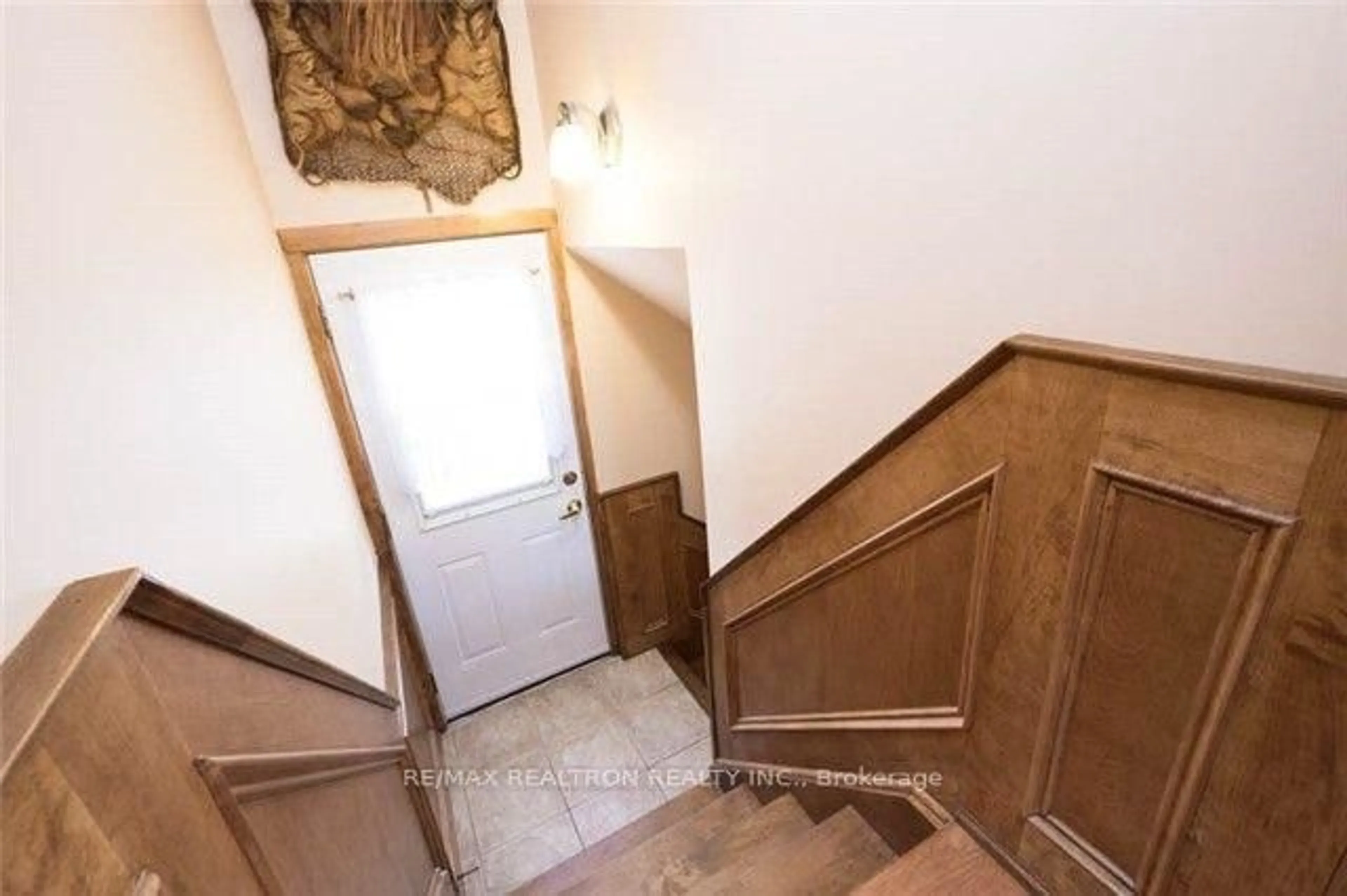 Stairs for 1458 Bridge Rd, Oakville Ontario L6L 2E1