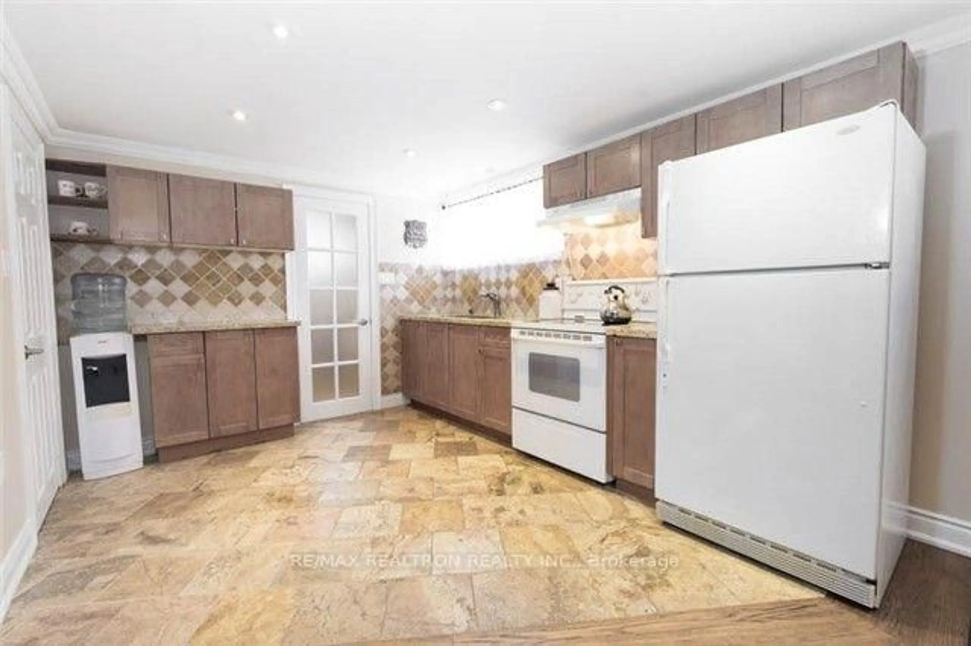 Standard kitchen, ceramic/tile floor for 1458 Bridge Rd, Oakville Ontario L6L 2E1