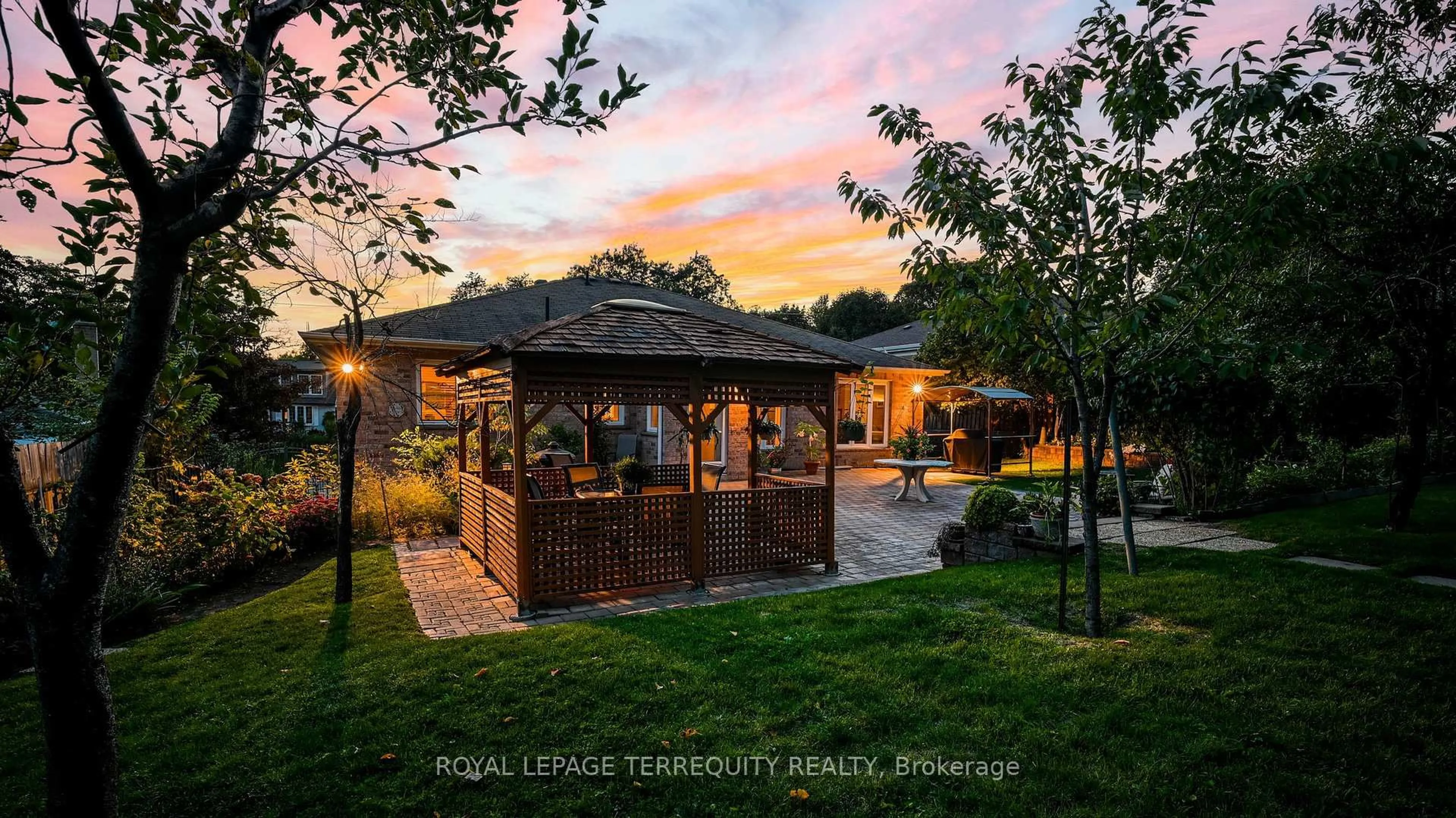 A pic from outside/outdoor area/front of a property/back of a property/a pic from drone, street for 134 Hadrian Dr, Toronto Ontario M9W 1V4