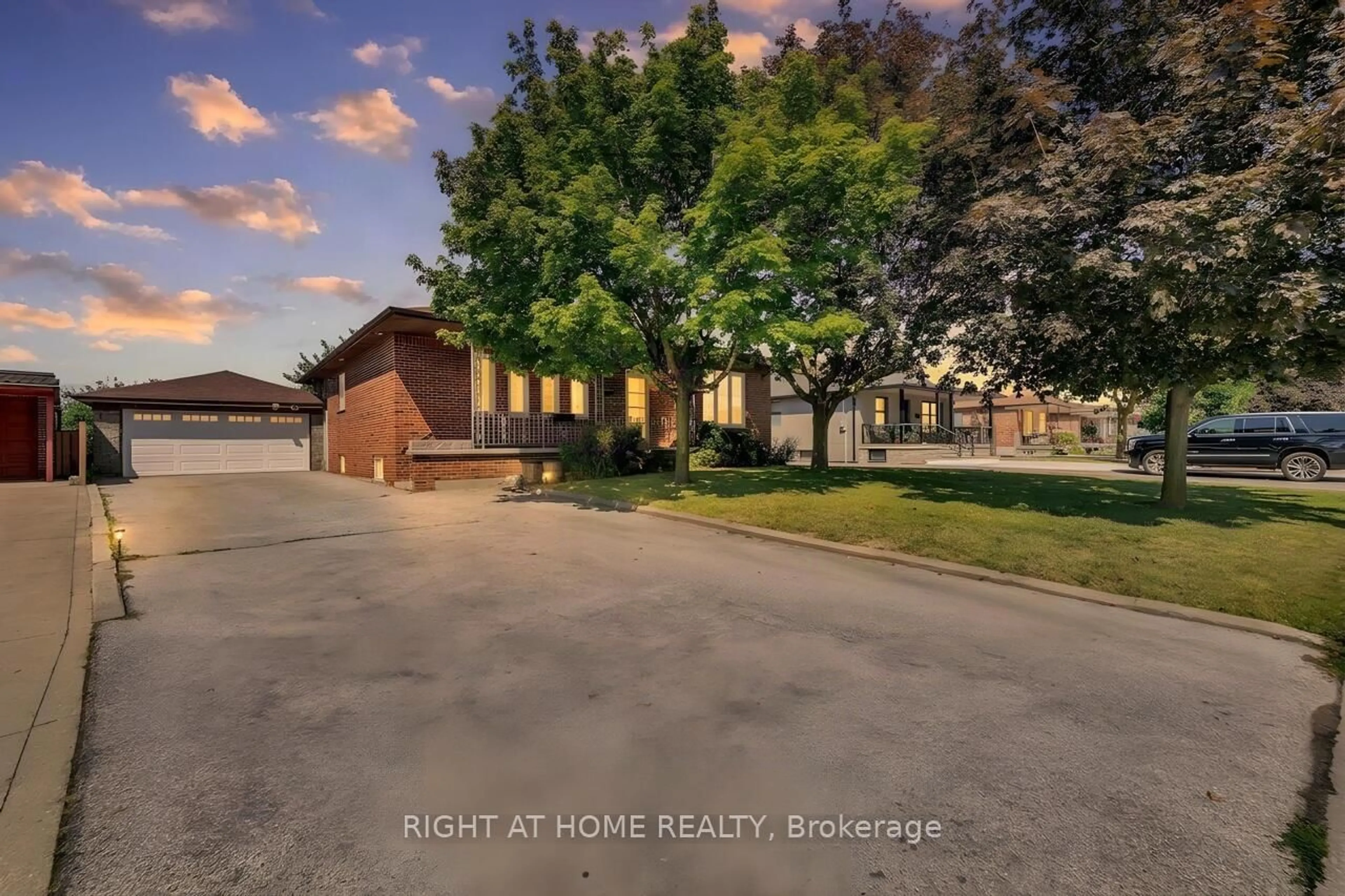 A pic from outside/outdoor area/front of a property/back of a property/a pic from drone, street for 110 Jay St, Toronto Ontario M6L 2M2