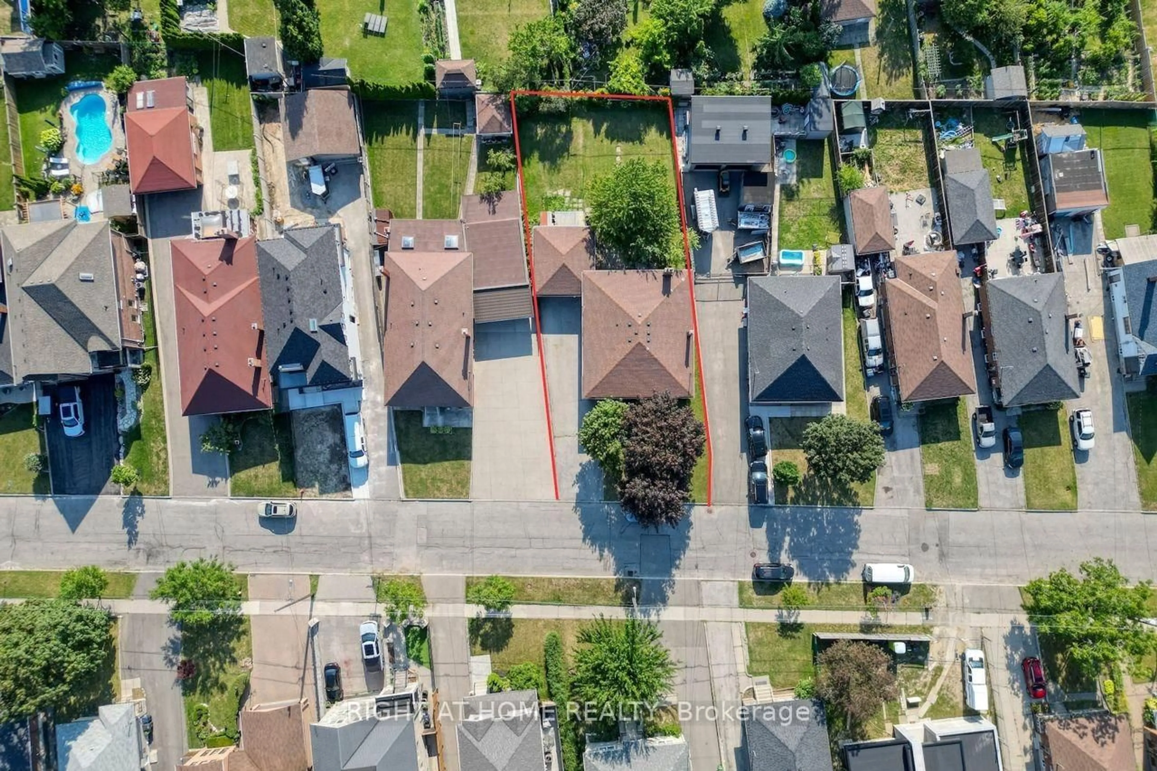A pic from outside/outdoor area/front of a property/back of a property/a pic from drone, street for 110 Jay St, Toronto Ontario M6L 2M2