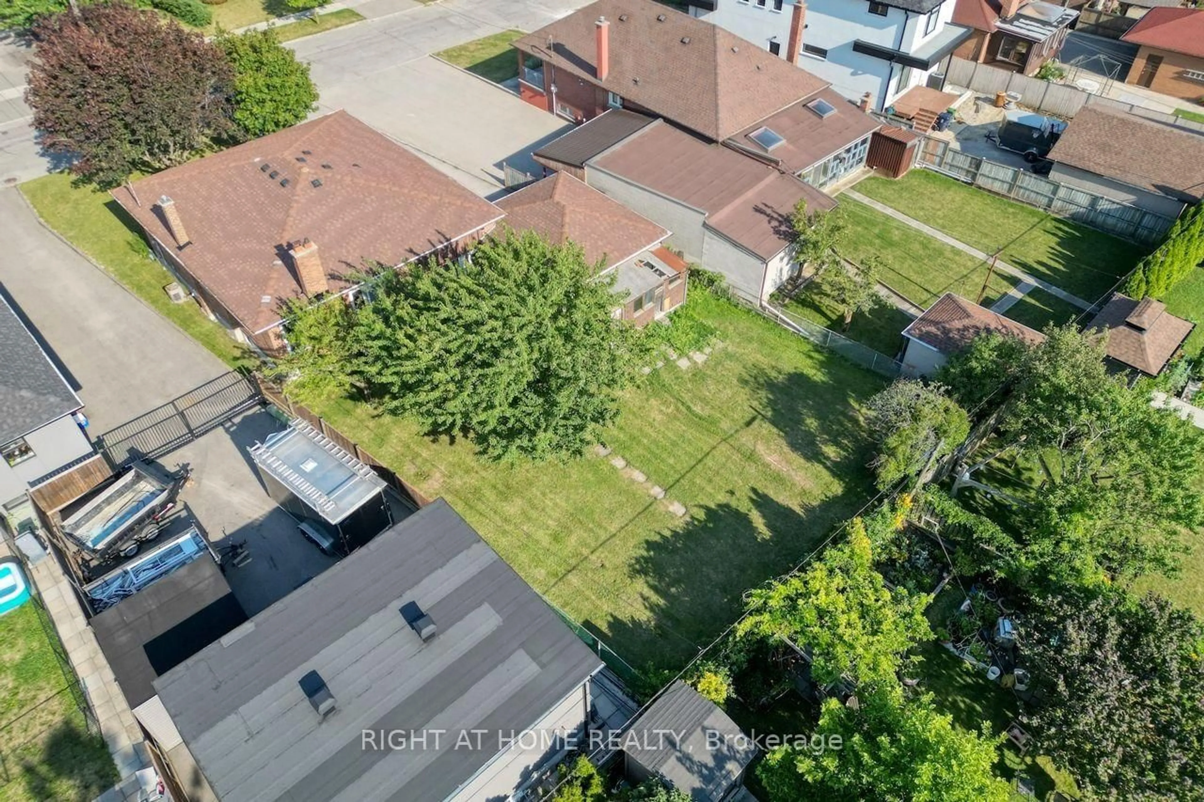 A pic from outside/outdoor area/front of a property/back of a property/a pic from drone, street for 110 Jay St, Toronto Ontario M6L 2M2