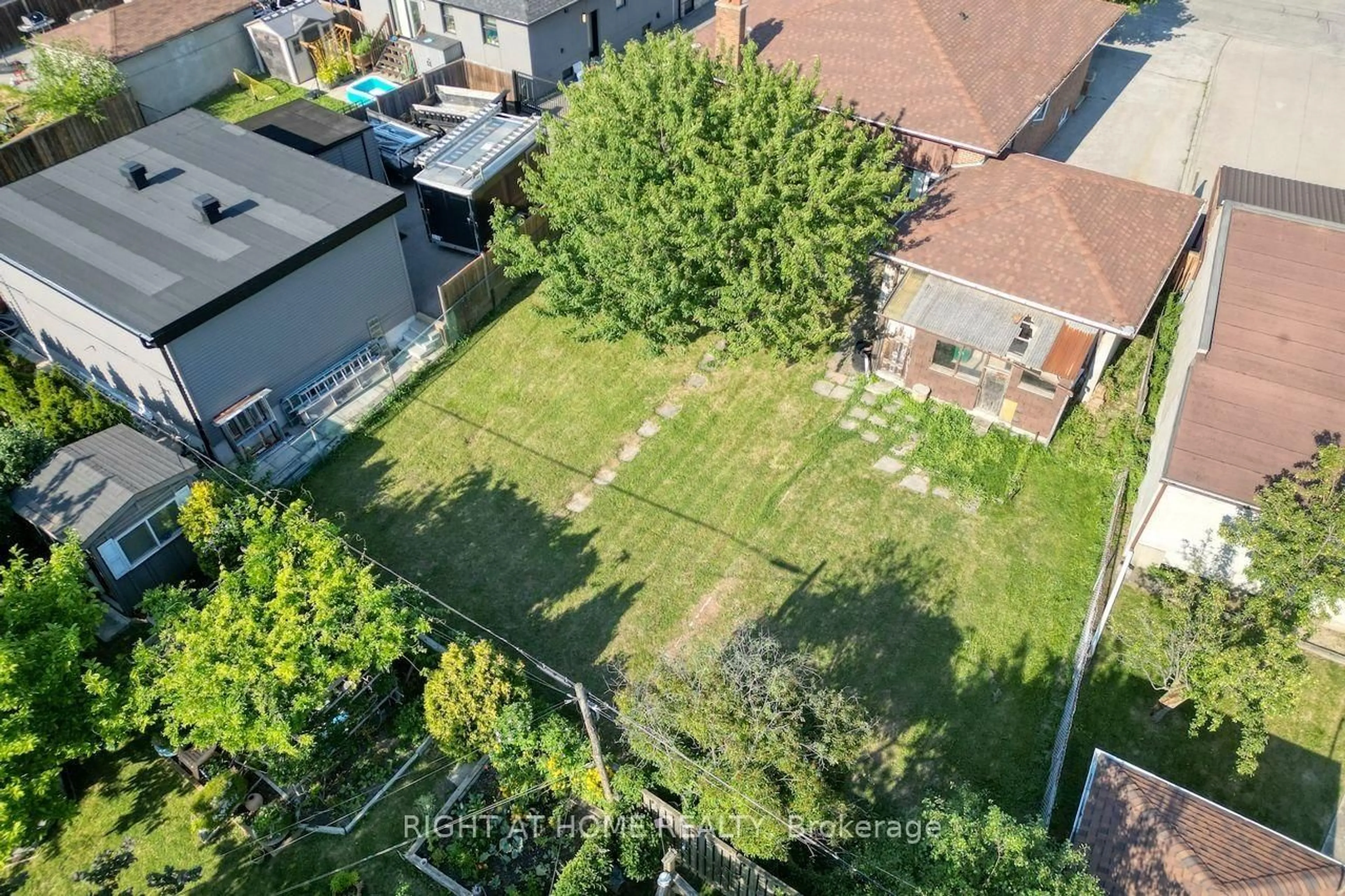 A pic from outside/outdoor area/front of a property/back of a property/a pic from drone, street for 110 Jay St, Toronto Ontario M6L 2M2