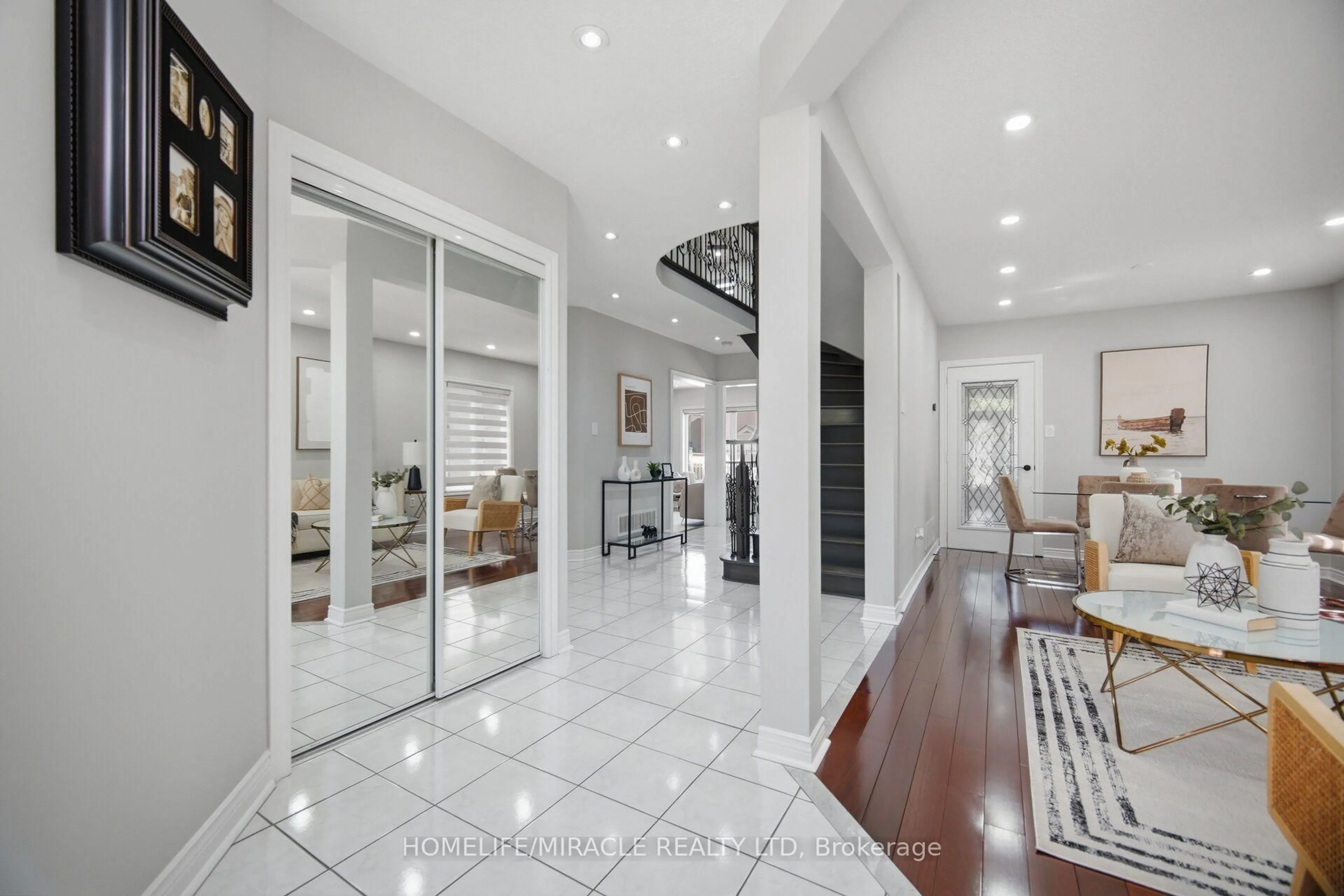 Indoor foyer for 11 Barleyfield Rd, Brampton Ontario L6R 1R4