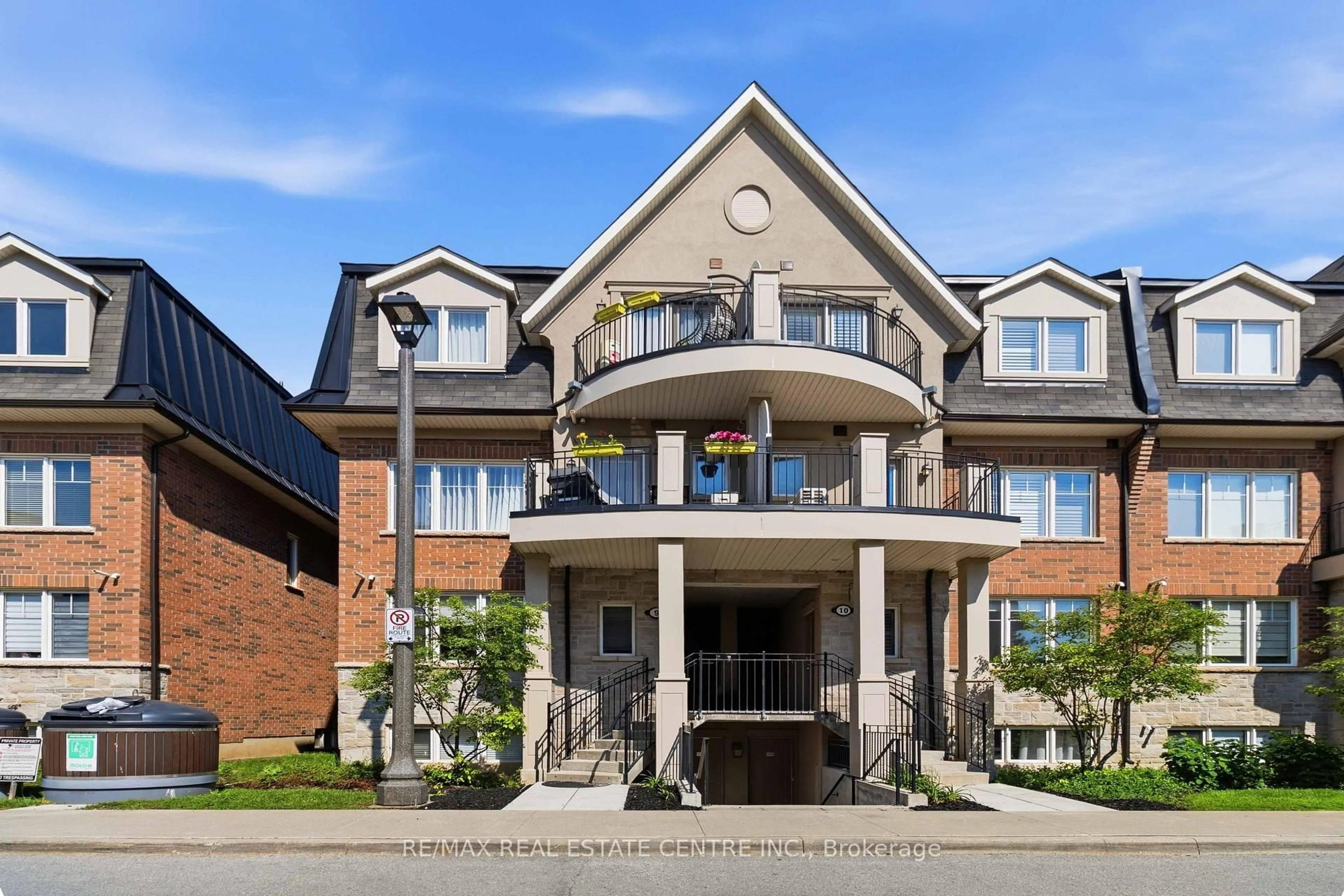 Home with brick exterior material, building for 2420 Baronwood Dr #9-01, Oakville Ontario L6M 0X6